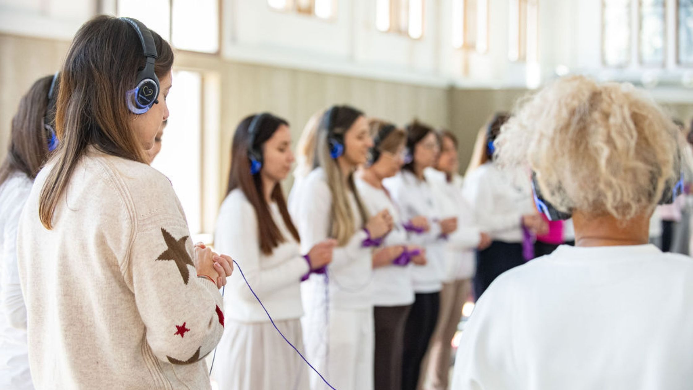Mujeres viviendo experiencia inmersiva con cascos, respiración consciente, con Katia Medeles. Umbral