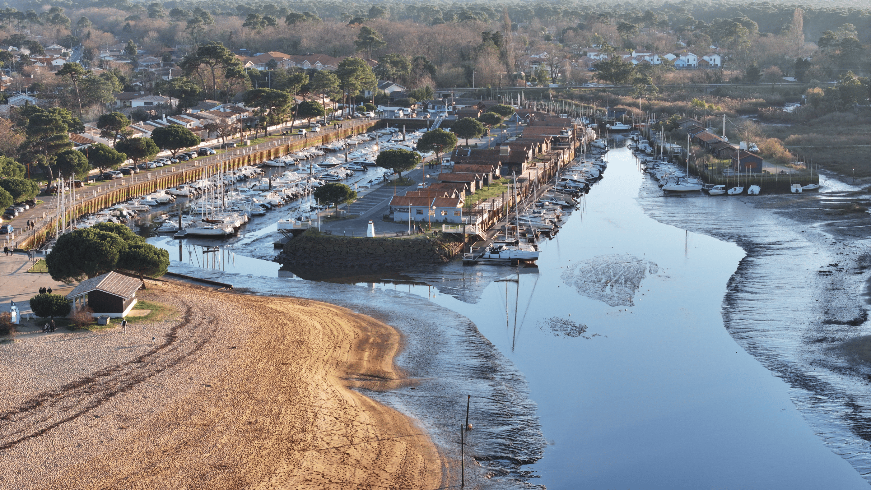 Vue aérienne d'une marina côtière avec des voiliers le bassin d'Arcachon à marée basse