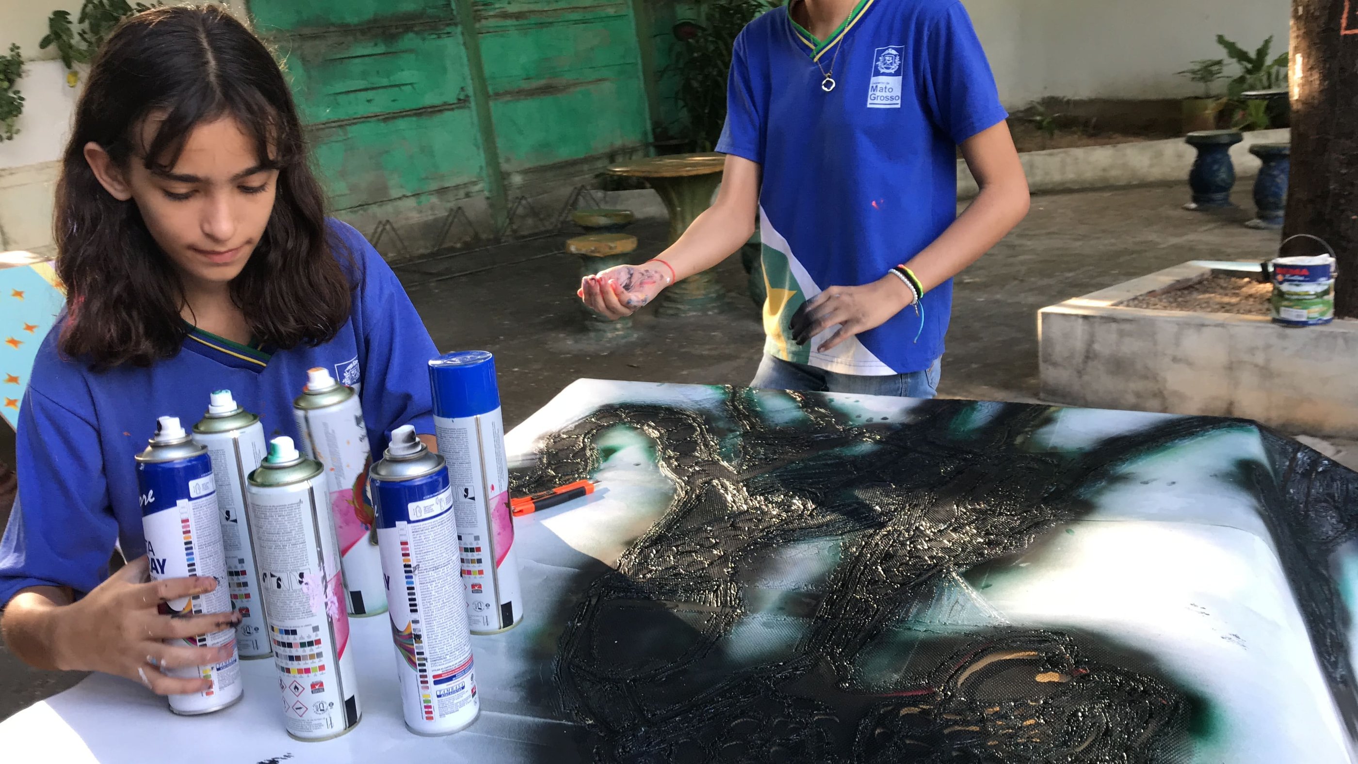 Participantes concentrados em suas obras.