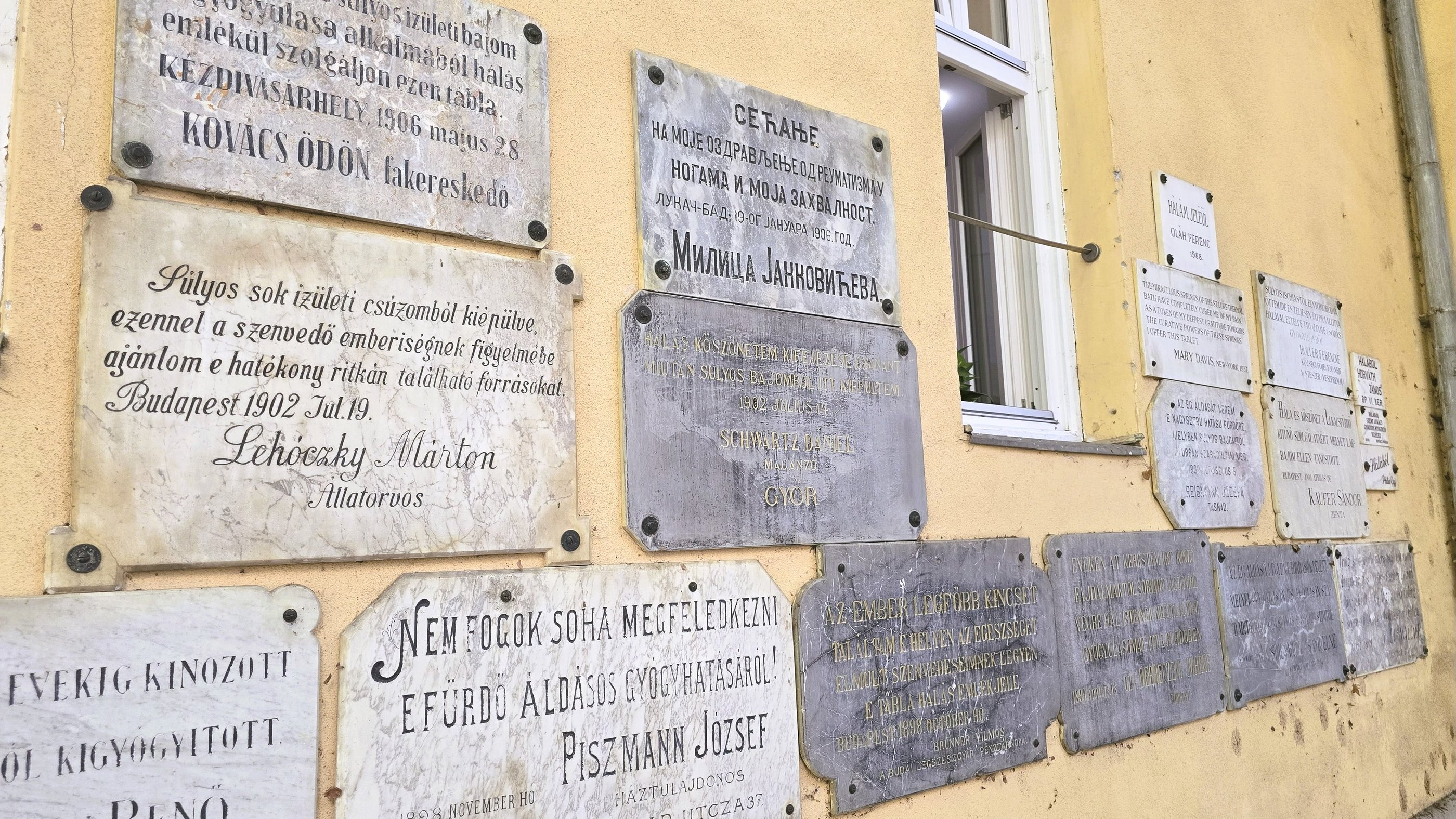 Tabliczki dziękczynne w temach Lukács
