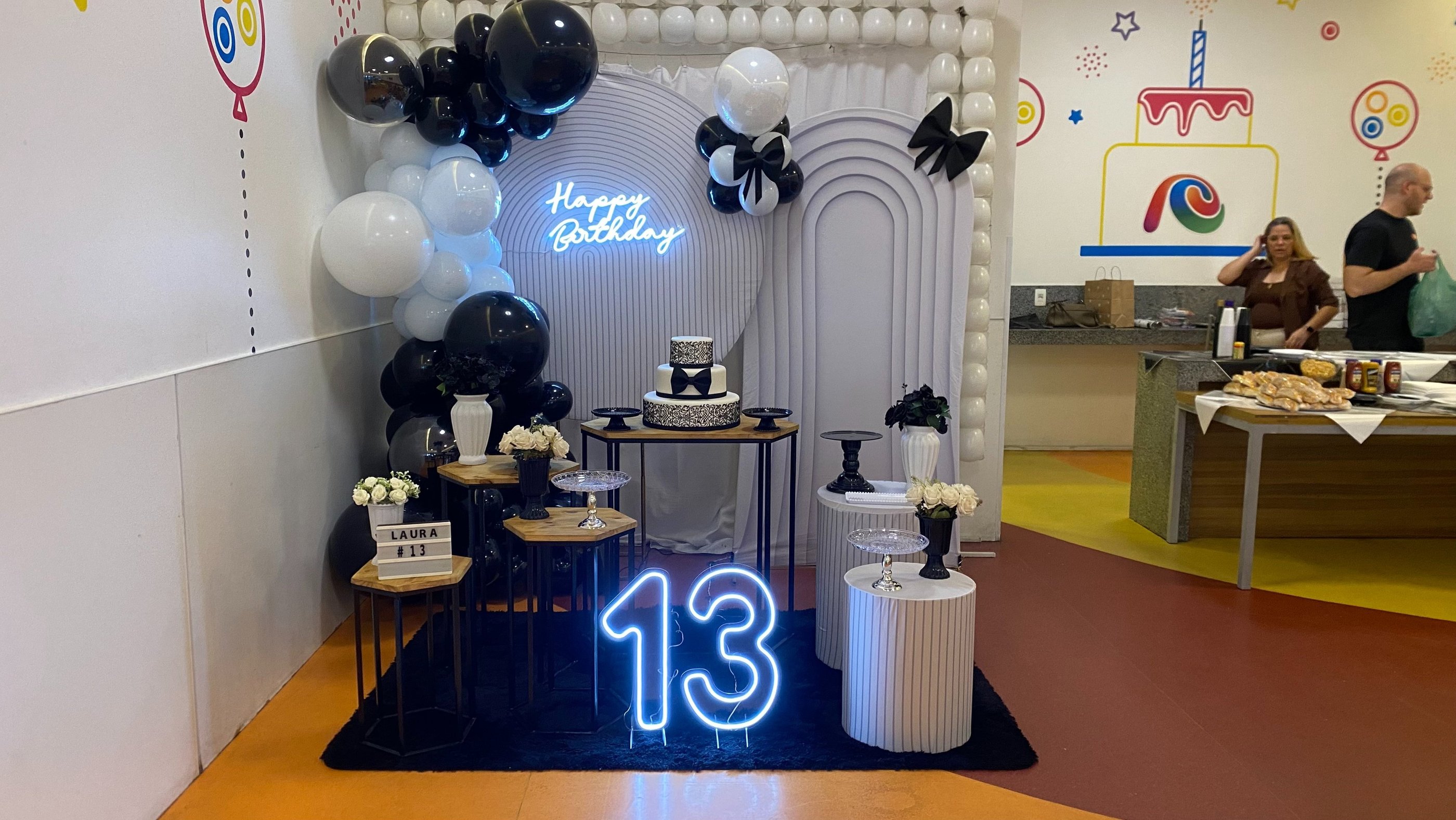 Aluguel de decoração teen preta e branca na Freguesia do Ó com painel ripado e laços decorativos