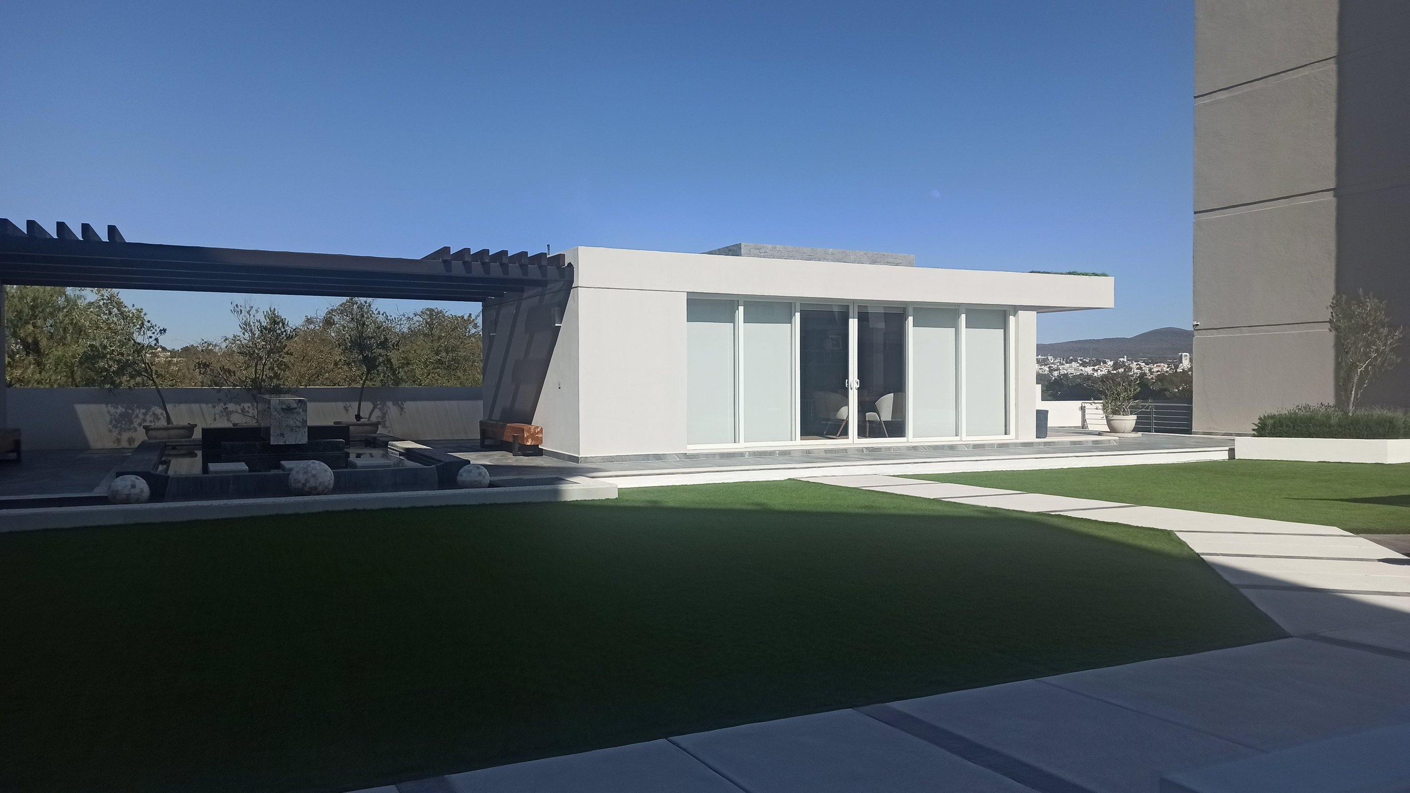 salones y área de alberca en departamentos Rumah Cumbres del Lago