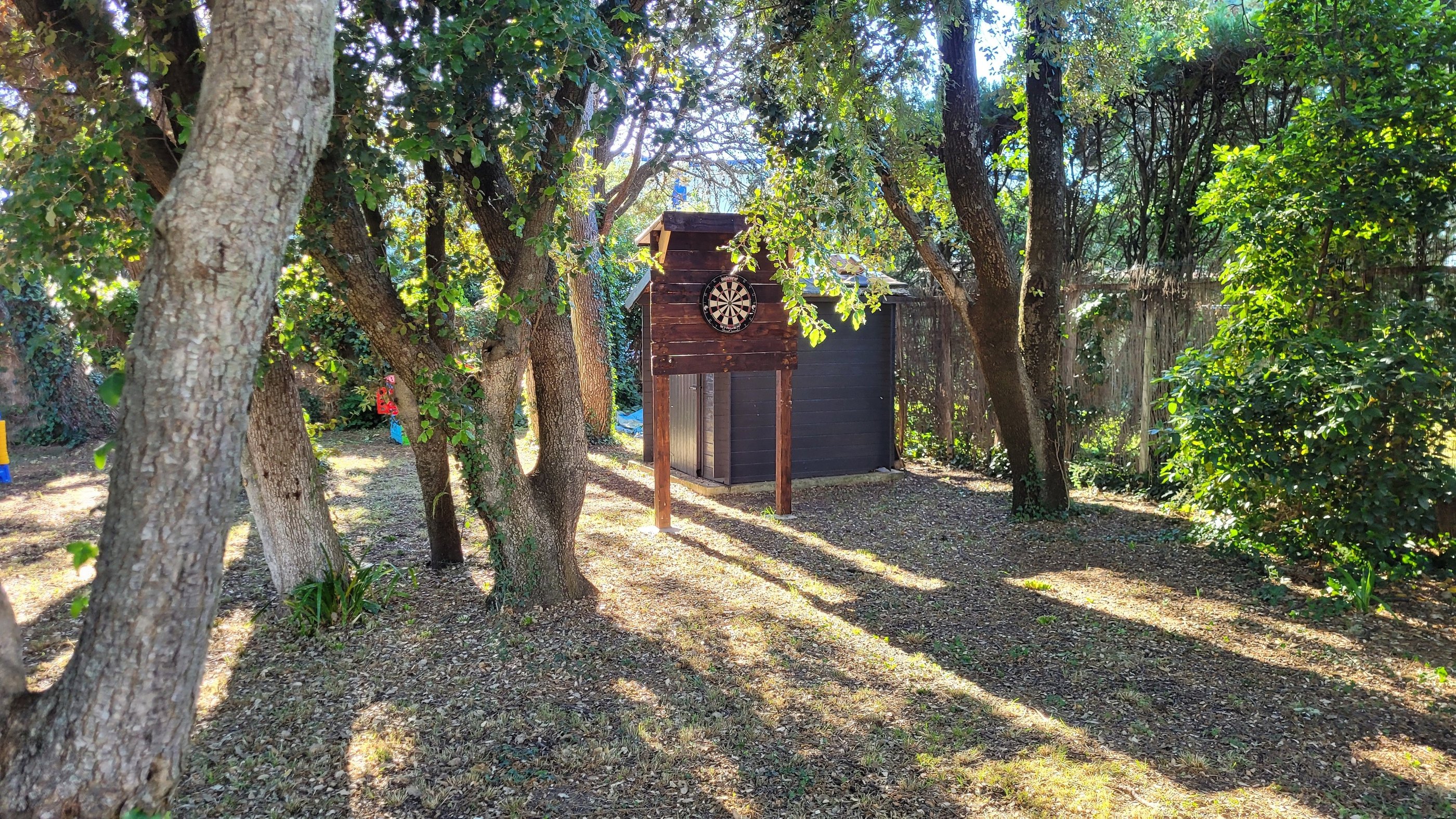 Jeux de fléchettes dans le jardin du mas de l'Enclos du Soleil le Vent en Provence