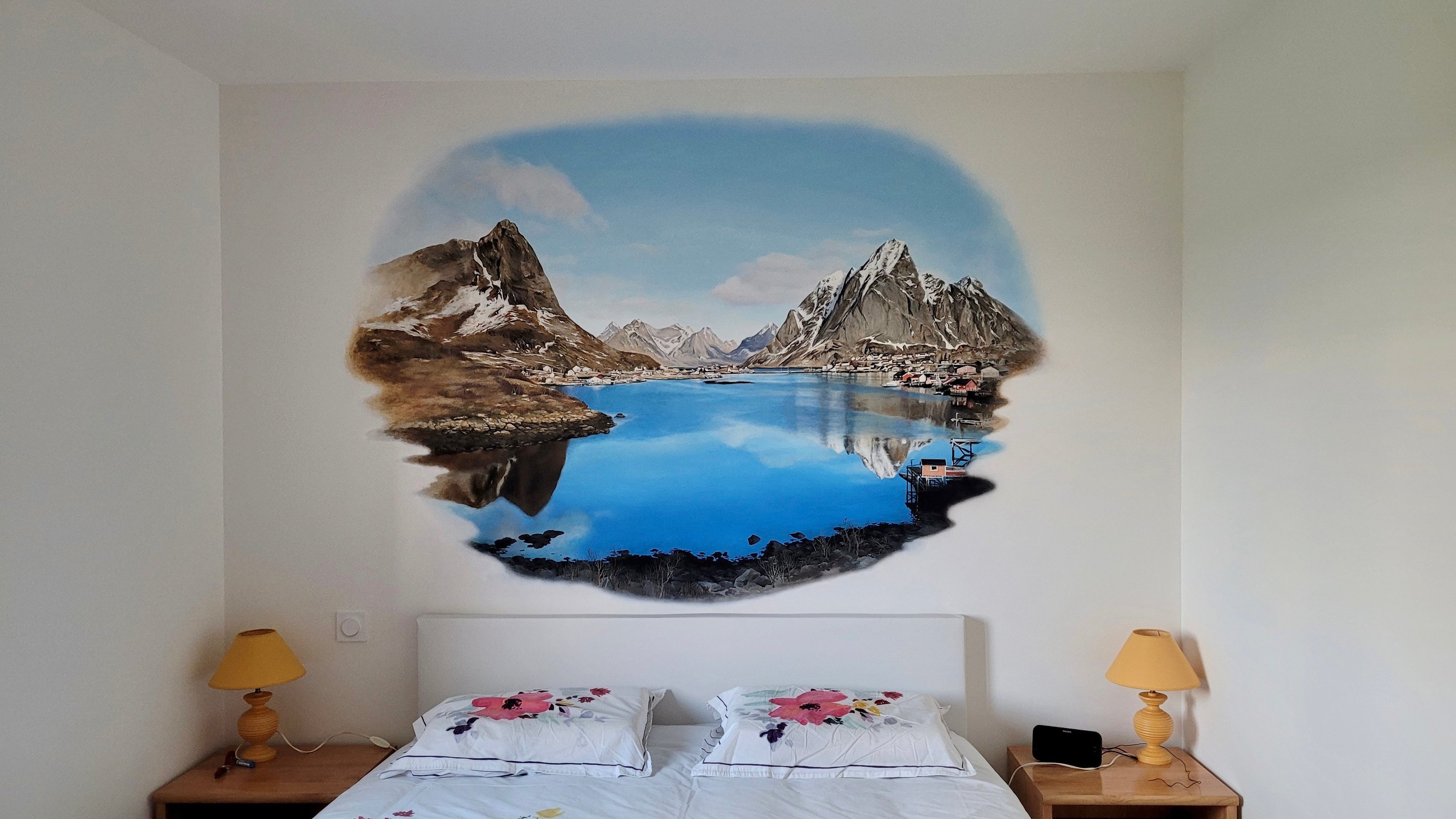 Voyage en Norvège aux Iles Lofoten avec ce décor mural peint en tête de lit. Rêvez des paysages grandioses des pays nordiques