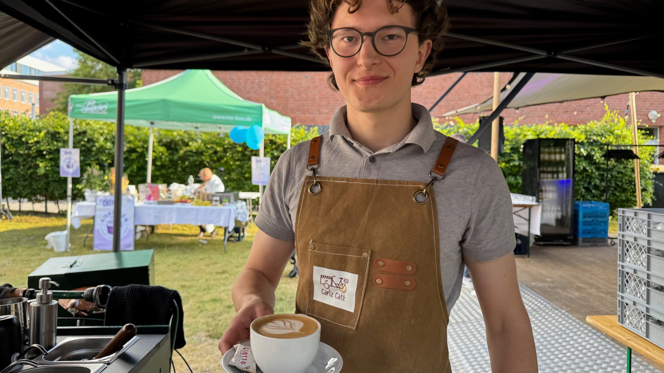 Barista mit einem Cappuccino