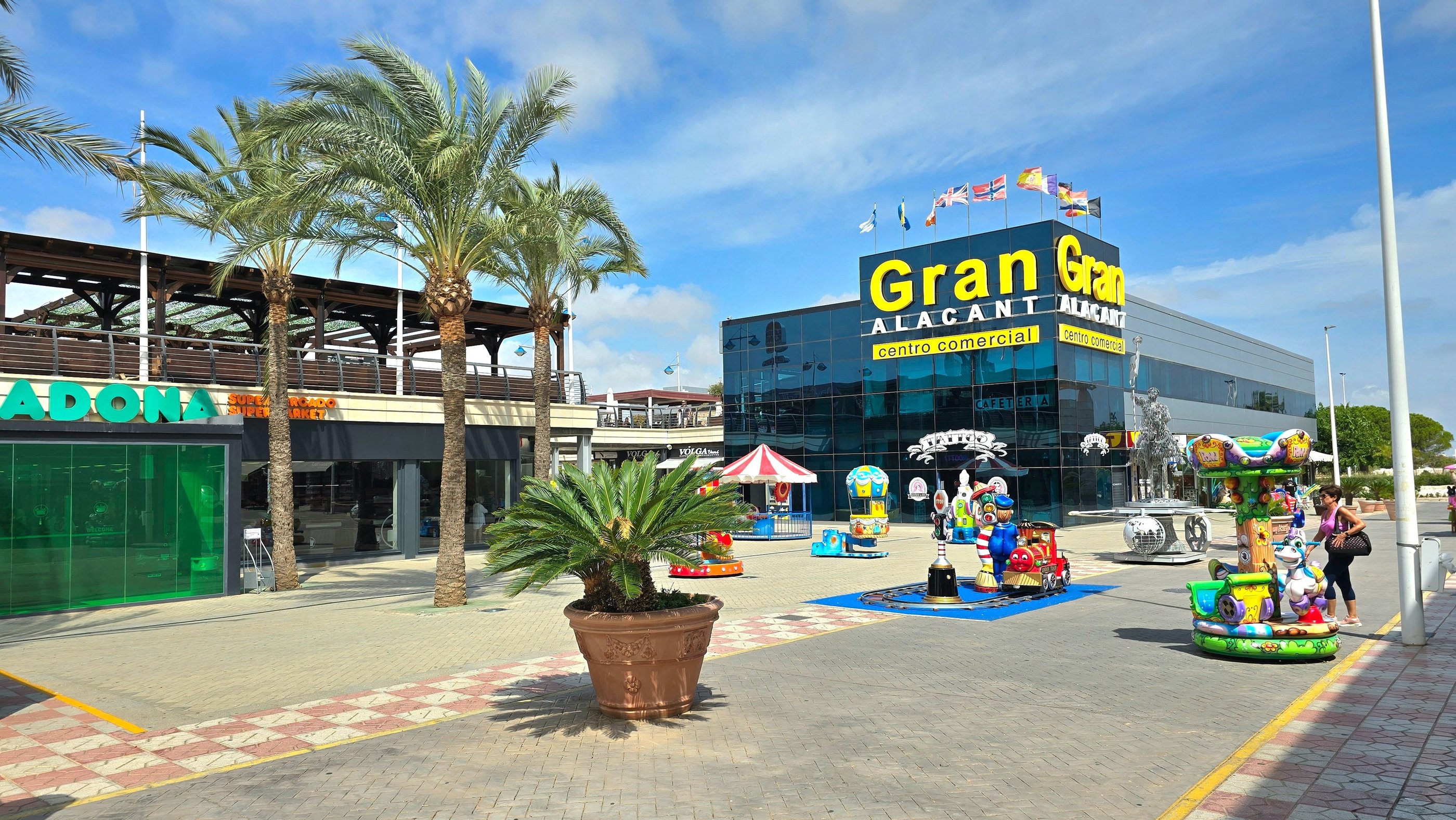 centro comercial gran alacant, bars, shops and restaurants.