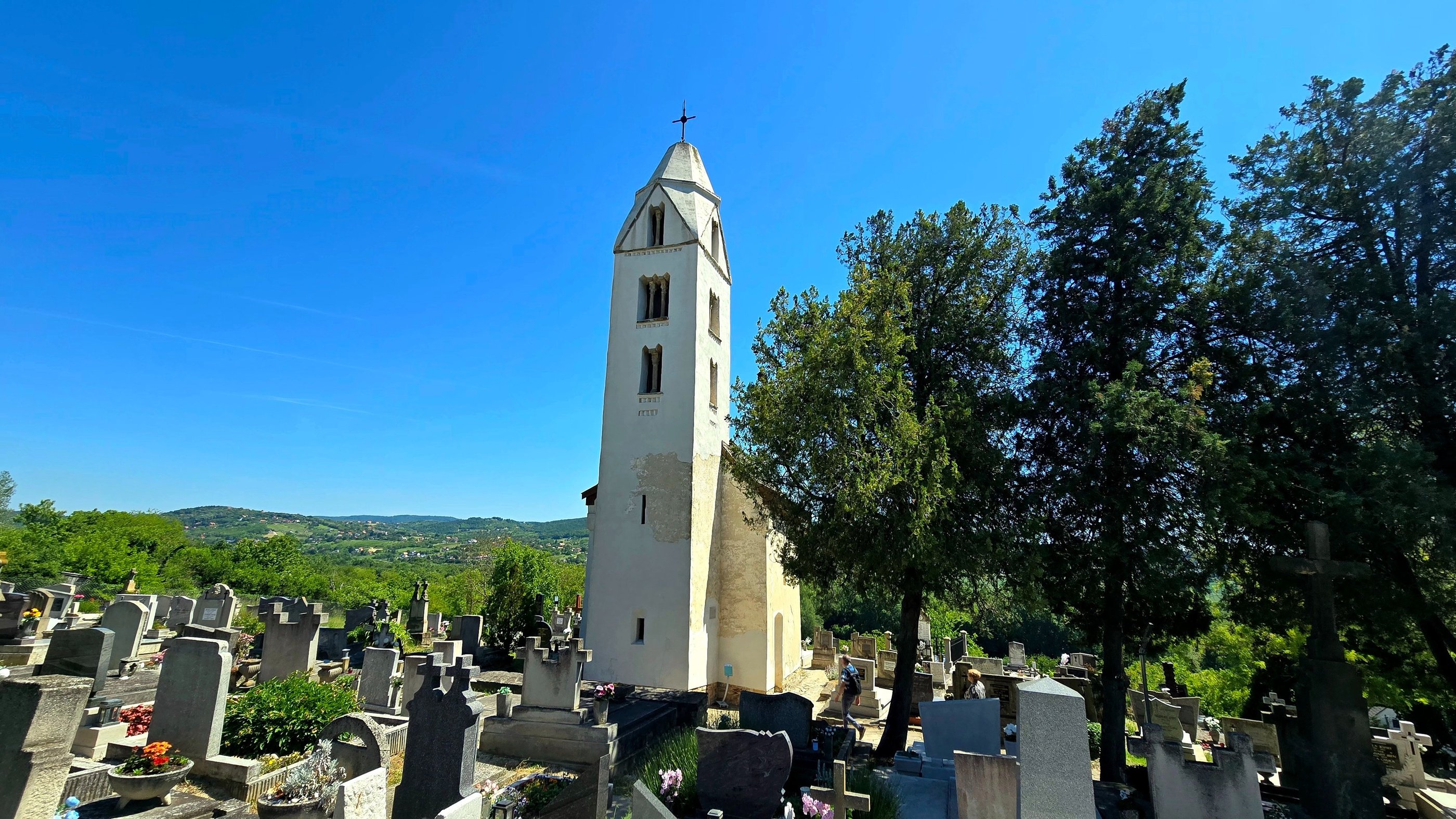 Kościół św. Magdaleny w Egregy i piękny widok na okoliczne wzgórza