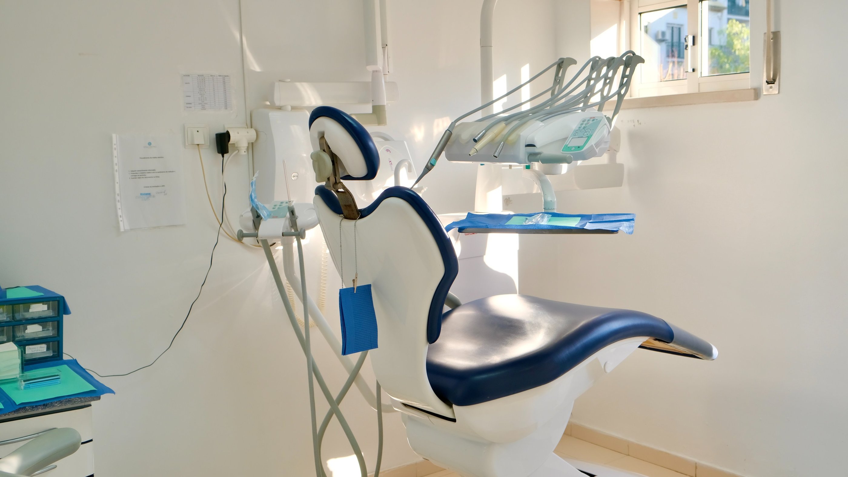 Clínica especializada em dentes fixos em 1 dia em Setúbal, ambiente moderno e acolhedor.