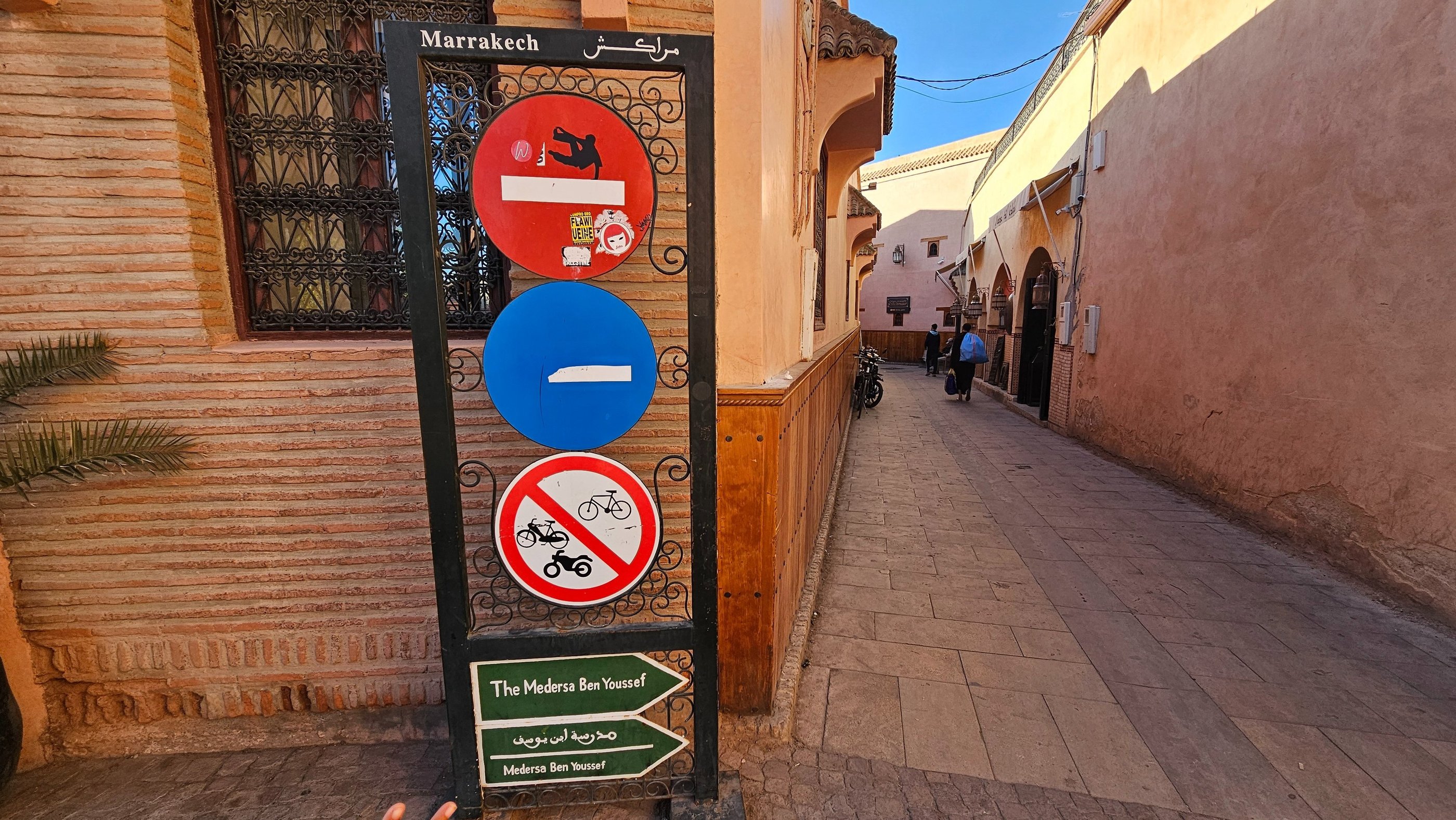 Détournement de panneaux de signalisation représentant un homme faisant du parkour sur un sens inter