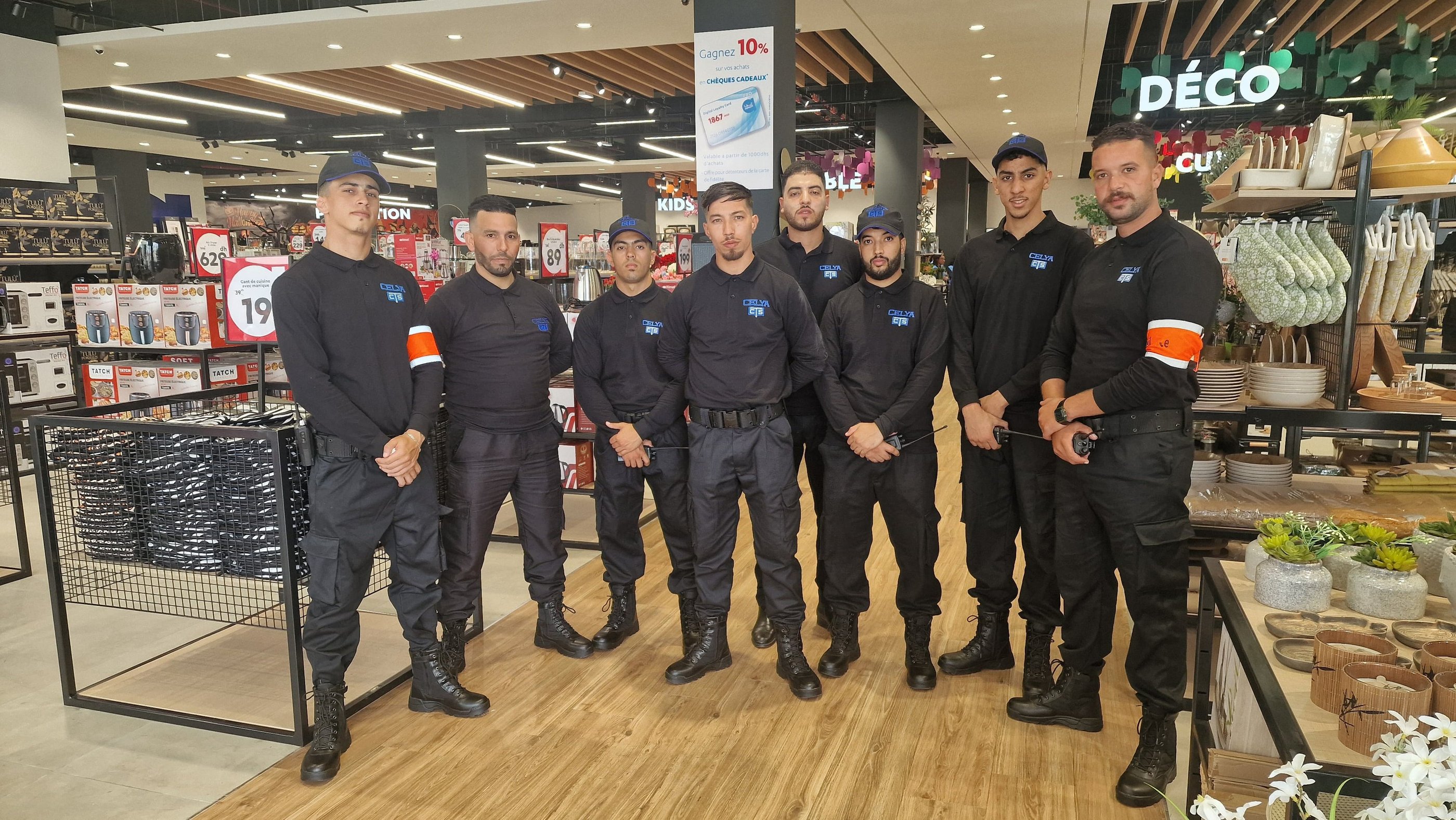 Équipe d’agents de sécurité en poste dans un centre commercial