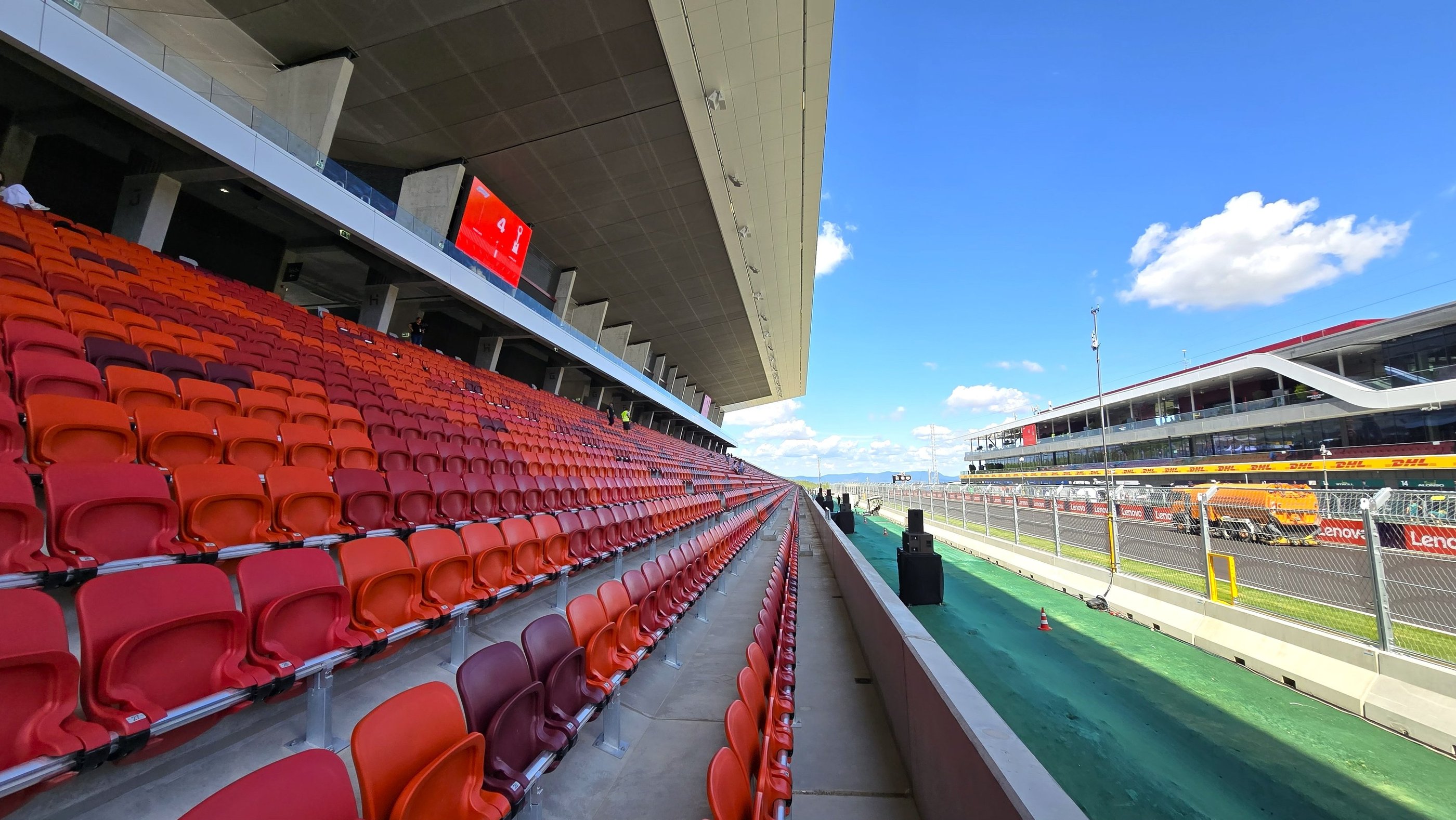 Widok na główną trybunę Hungaroring zanim pojawią się kibice