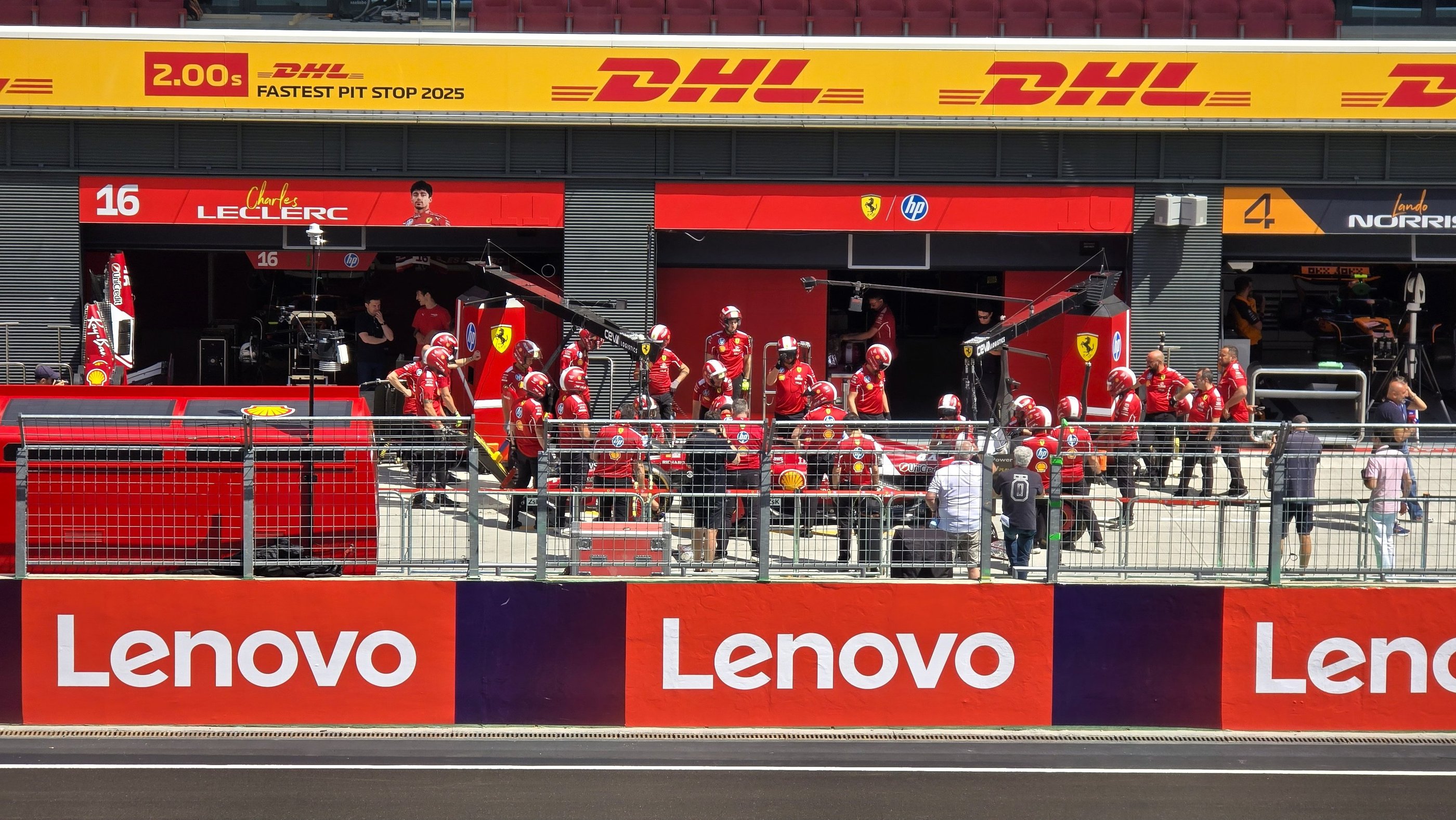Zespół Ferrari trenujący przed wyścigiem