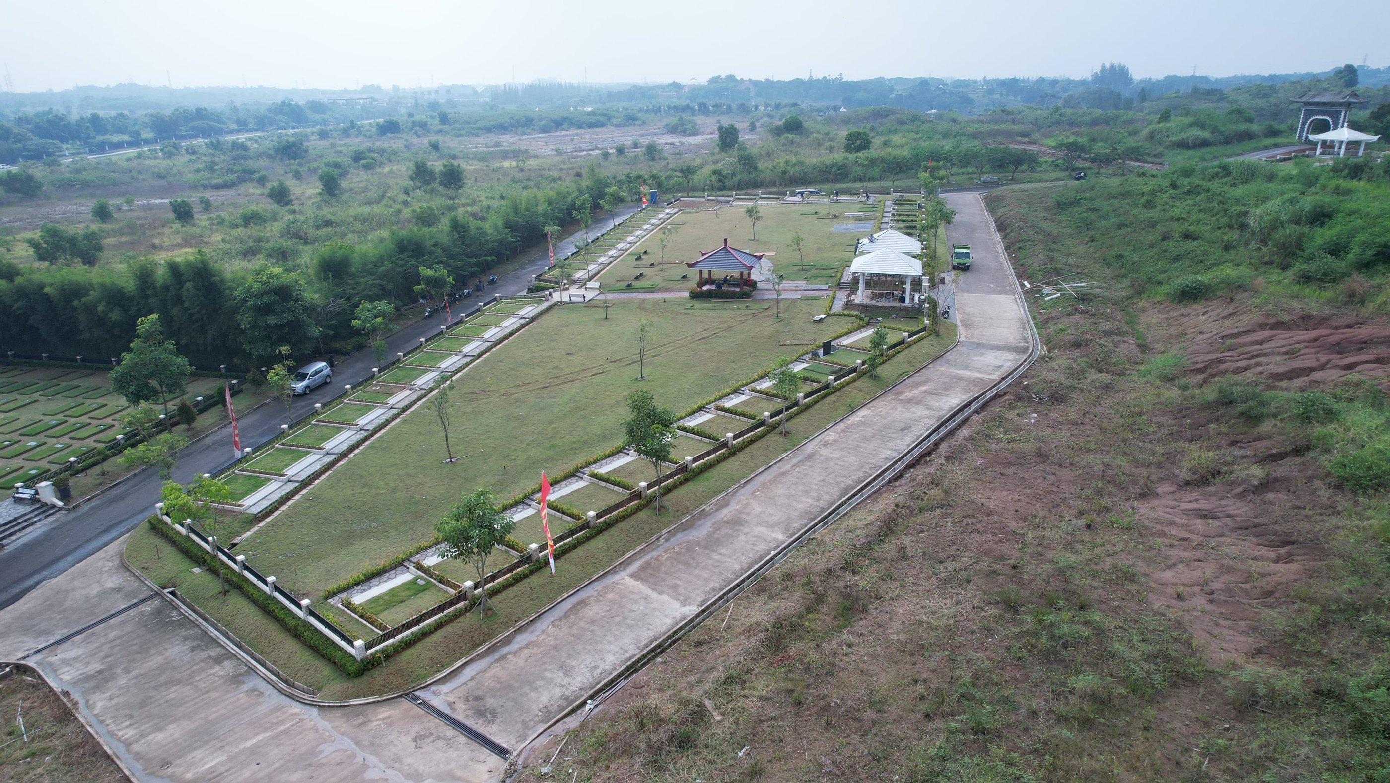 San Diego Hills Memorial Park Ruby Mansion nuansa chinese dengan pagar pembatas