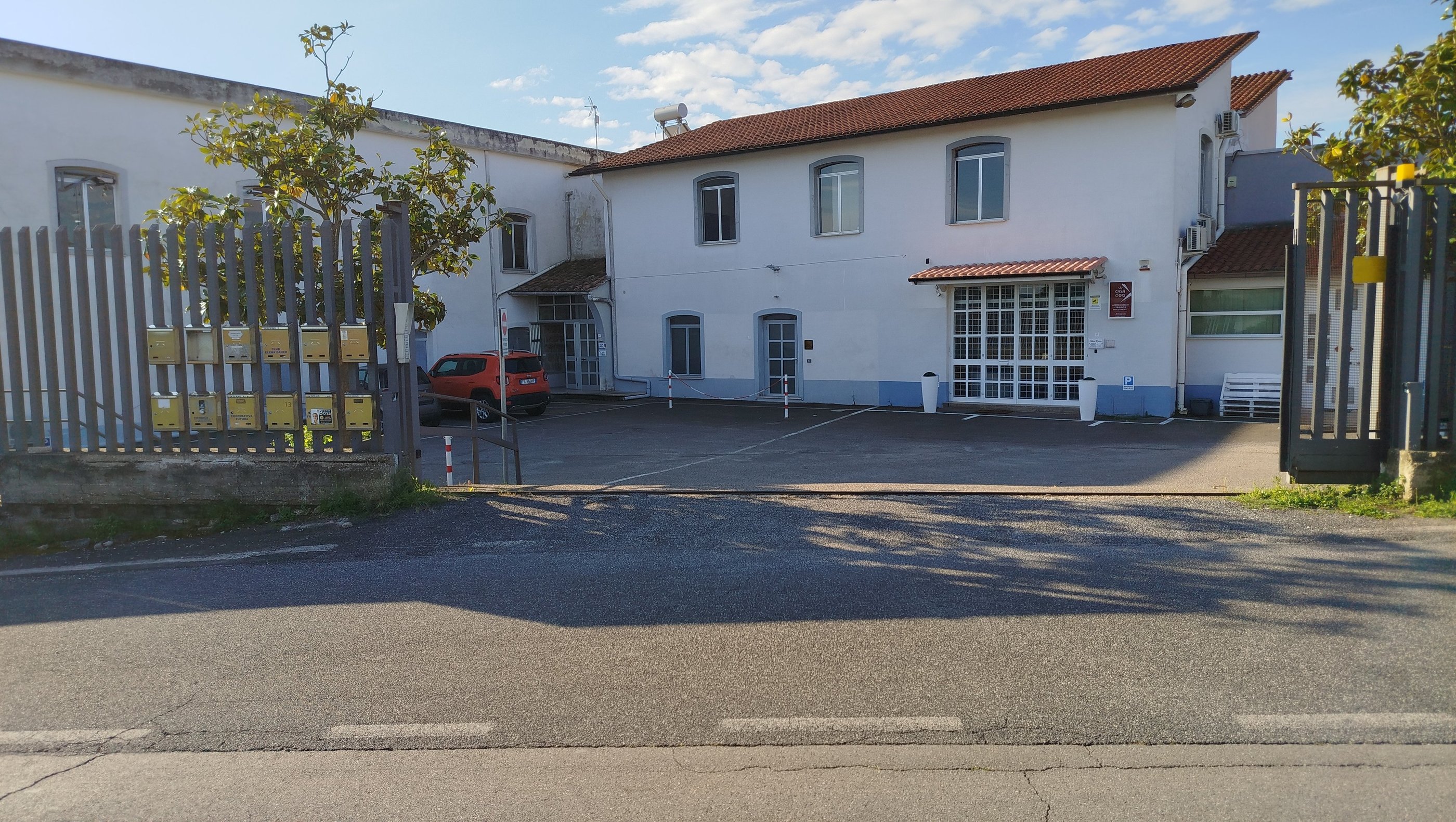 Ingresso indipendente proprietà in vendita: edificio con piazzale e comodità posti auto di proprietà