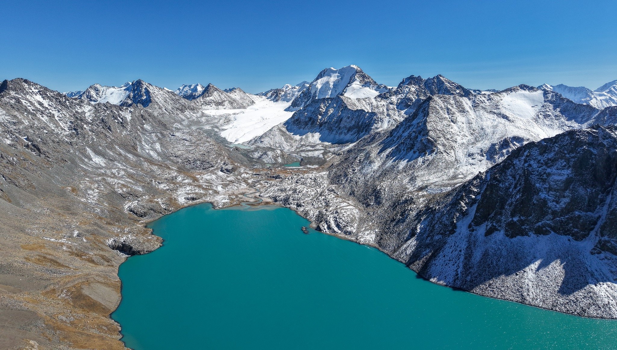 Lac bleu au Kirghizistan