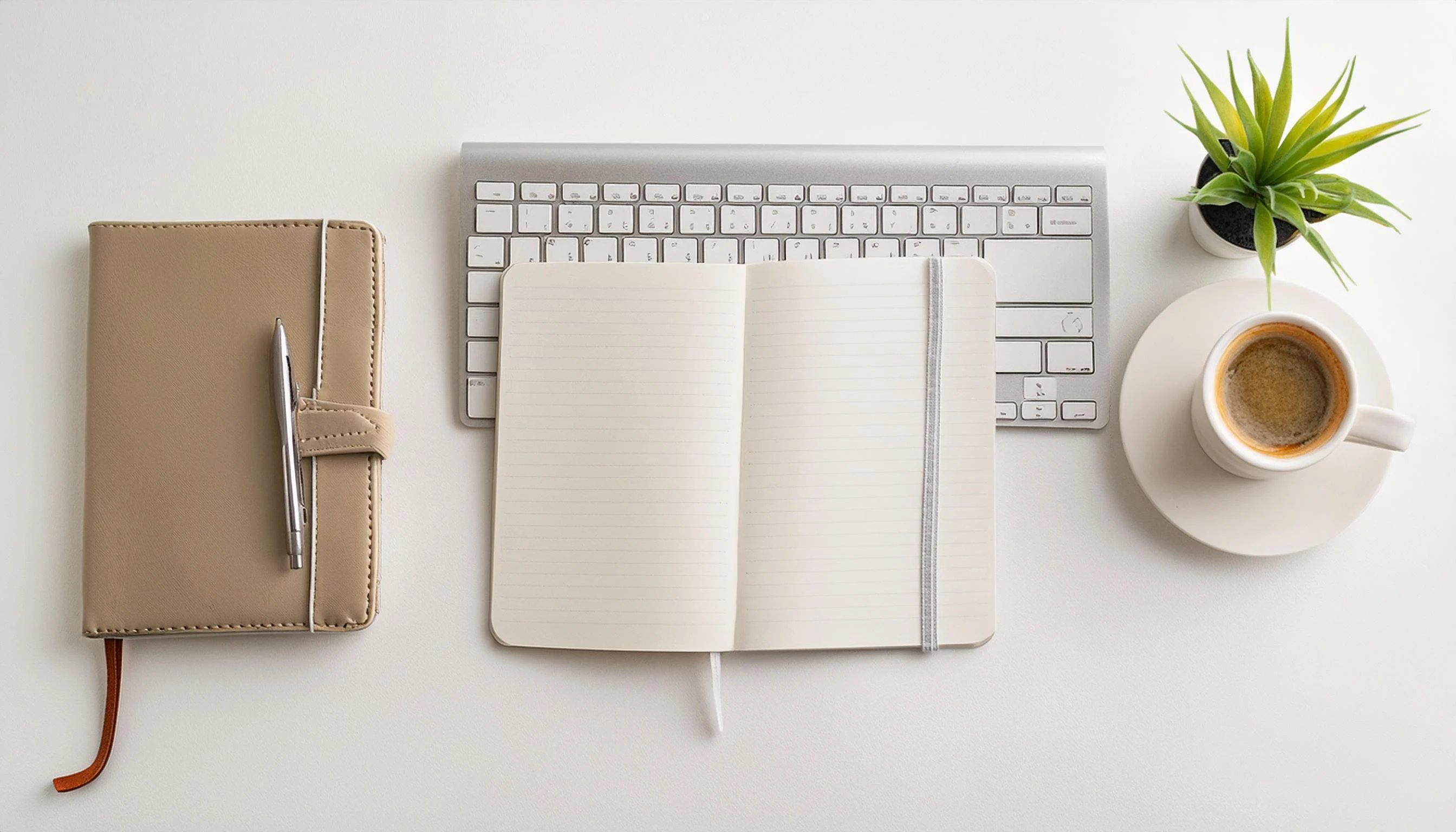 Bureau de travail minimaliste avec ordinateur, carnet et café – organisation administrative