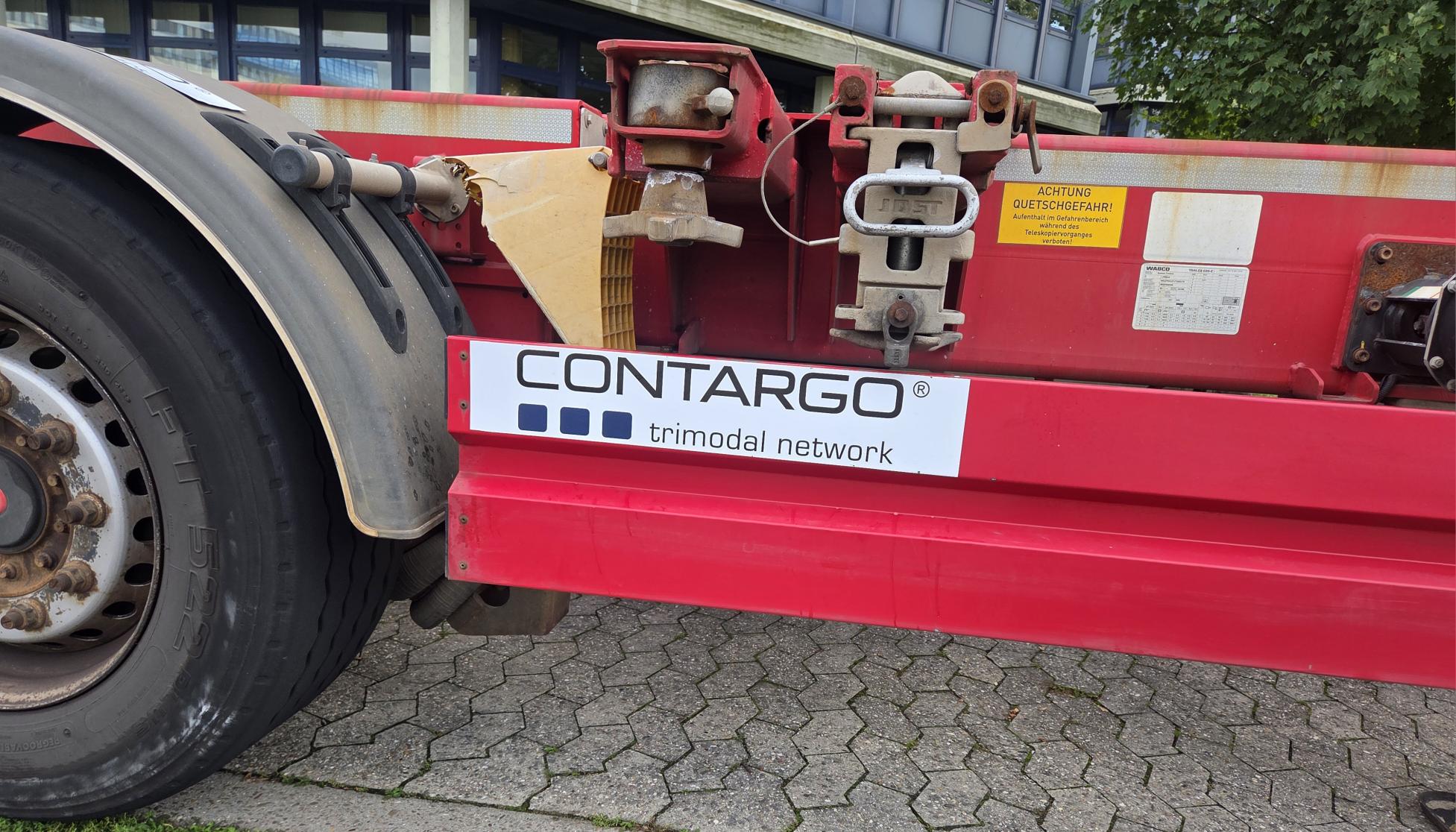 Containertransport im Hafen, LKW, Chassi für Überseecontainer, Firmenlogo CONTARGO Neuss