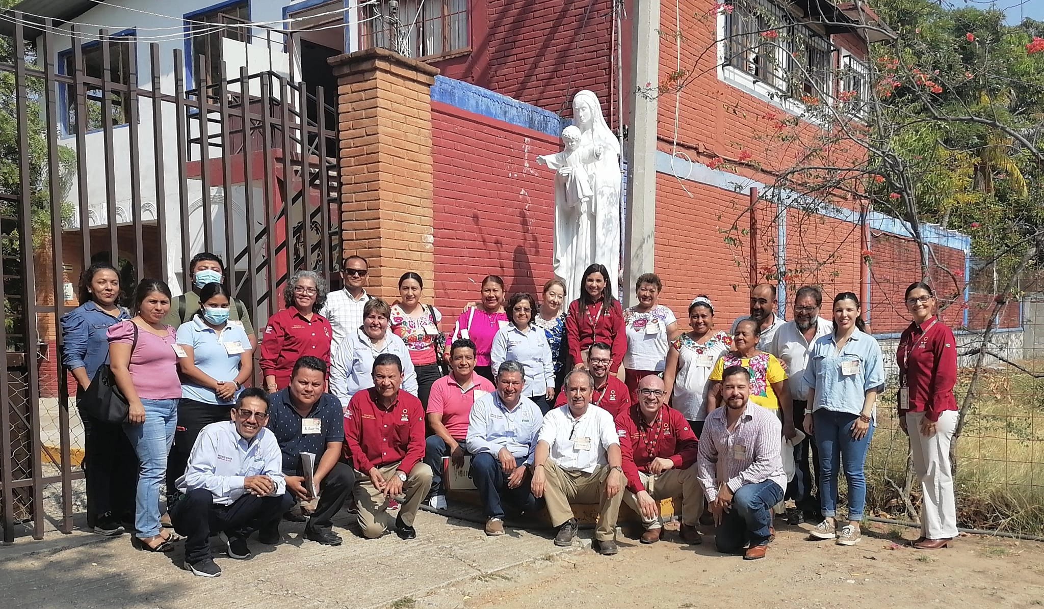 Profesores de la preparatoria Maristas Tehuantepec reunidos