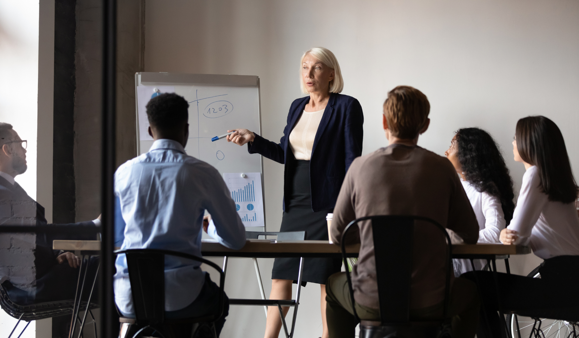 Wykład prowadzony przez instruktora na kursie korekcji racic, grupa uczestników słucha prezentacji p