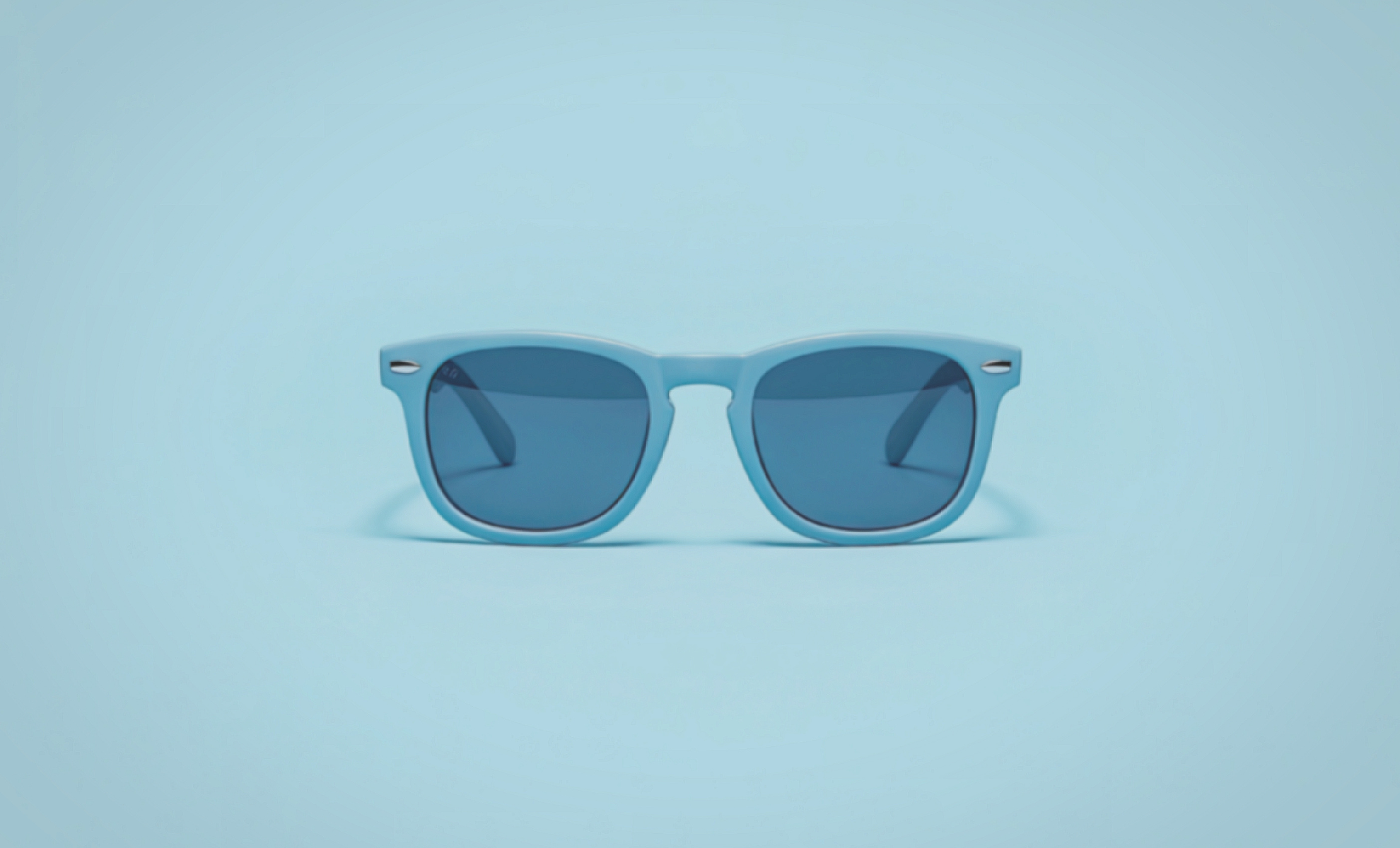 Fashion eyewear with light adaptive lenses
