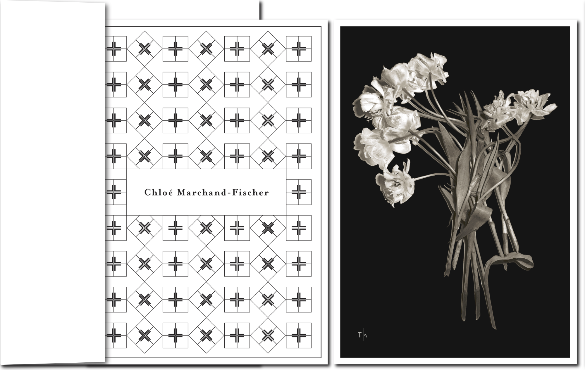 Design-Trauerkarte mit grafischem Ornament und cremefarbenem Blumenstrauß.