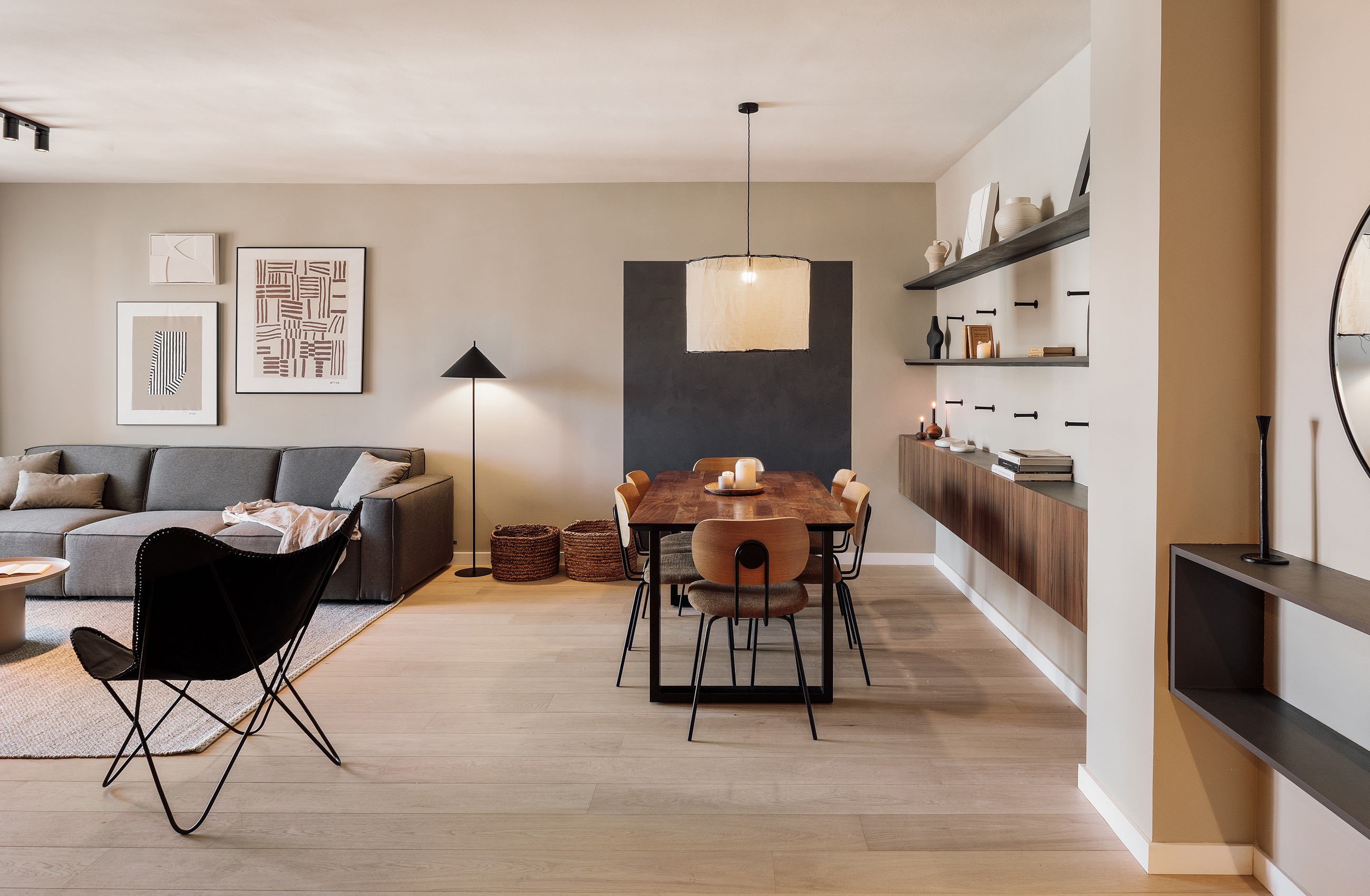 Stylish living room design with vibrant colours, black metal elements, and wood details 