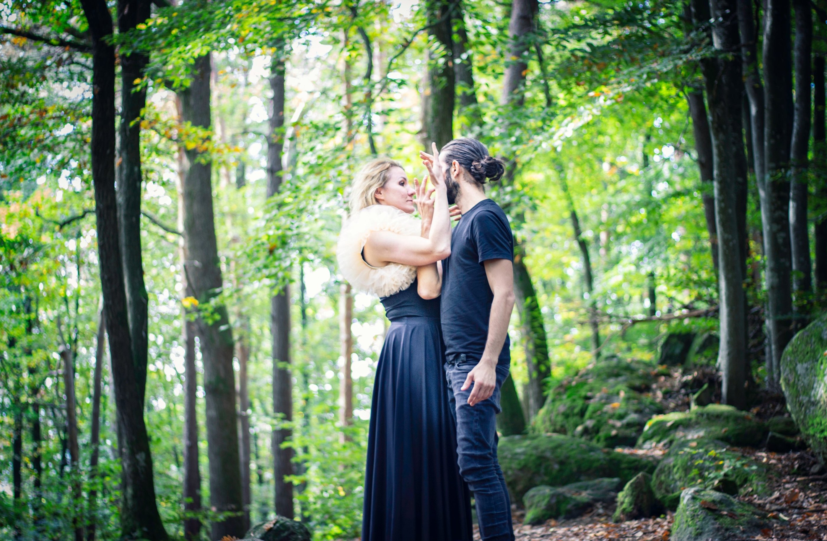 Couple de danseurs dans une foret