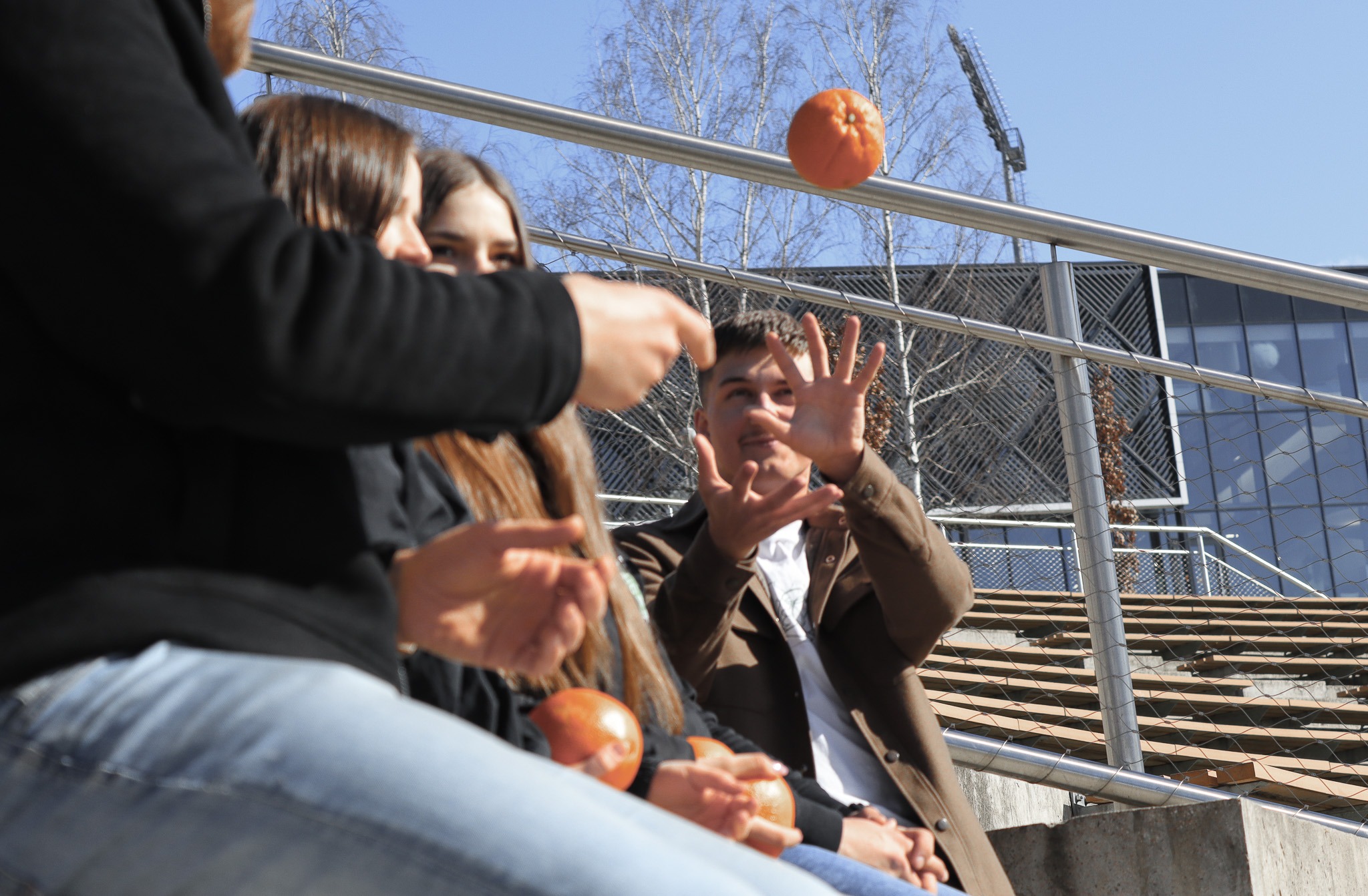 Vaikinas meta apelsina kitam