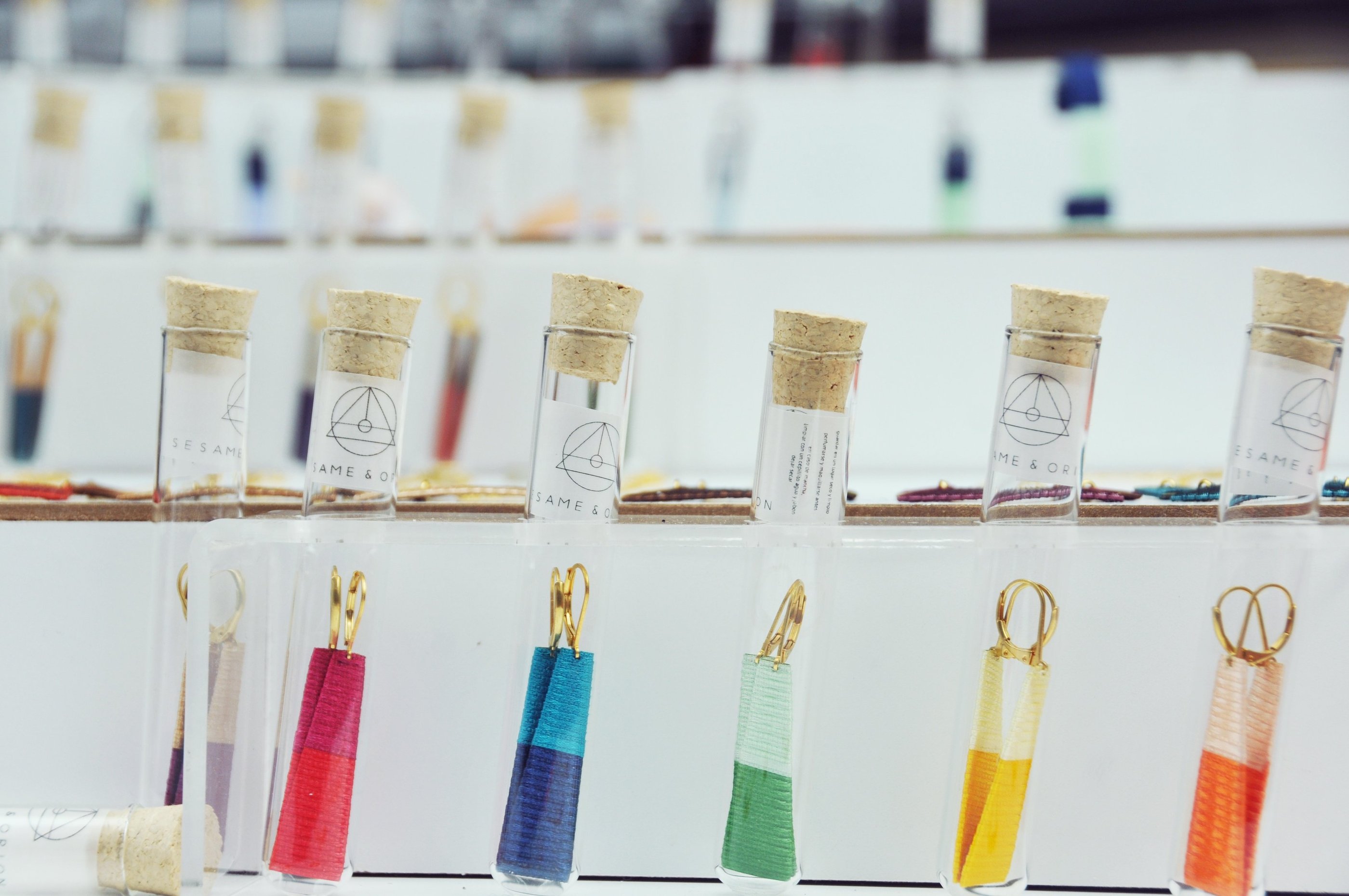 boucles d'oreilles en couleurs , rouge, bleu, vert, jaune, orange