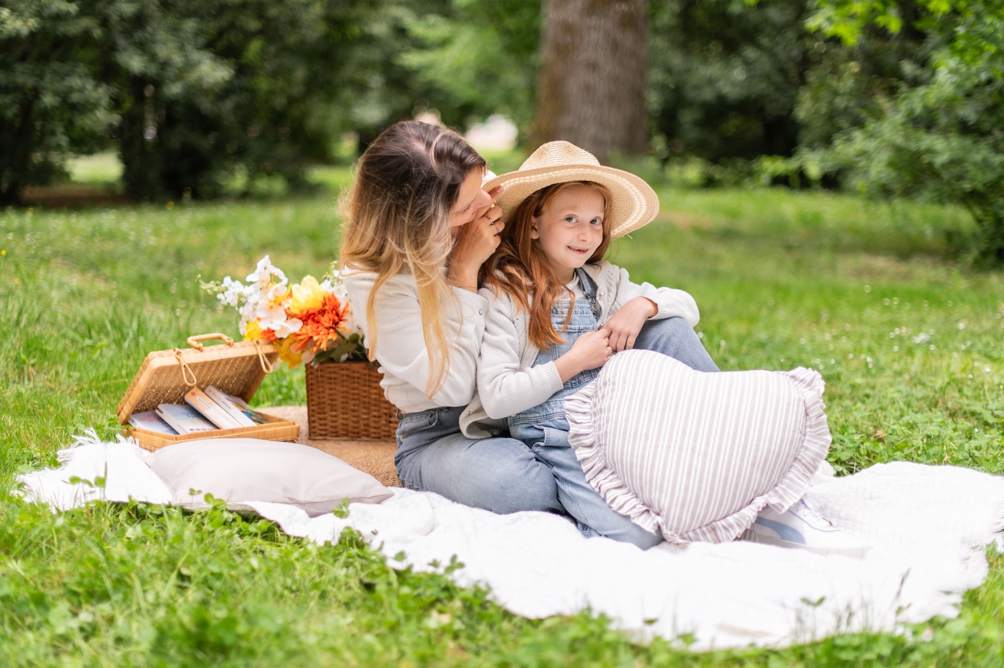 séance photo fête des mères, maman et sa fille en photo avec décor champêtre à toulouse