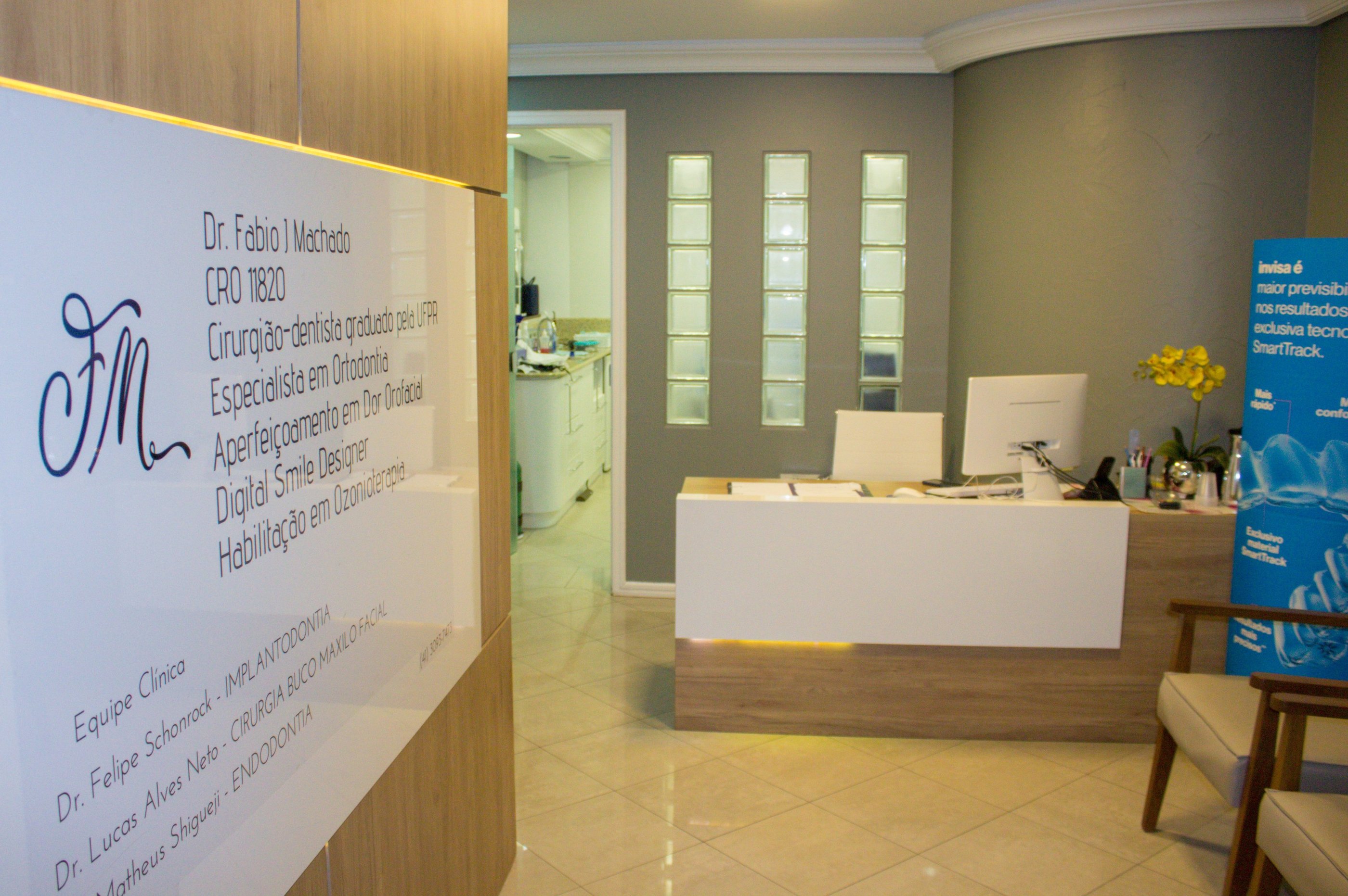 Recepção da clínica odontológica em Curitiba, bairro Batel, ambiente moderno e acolhedor!