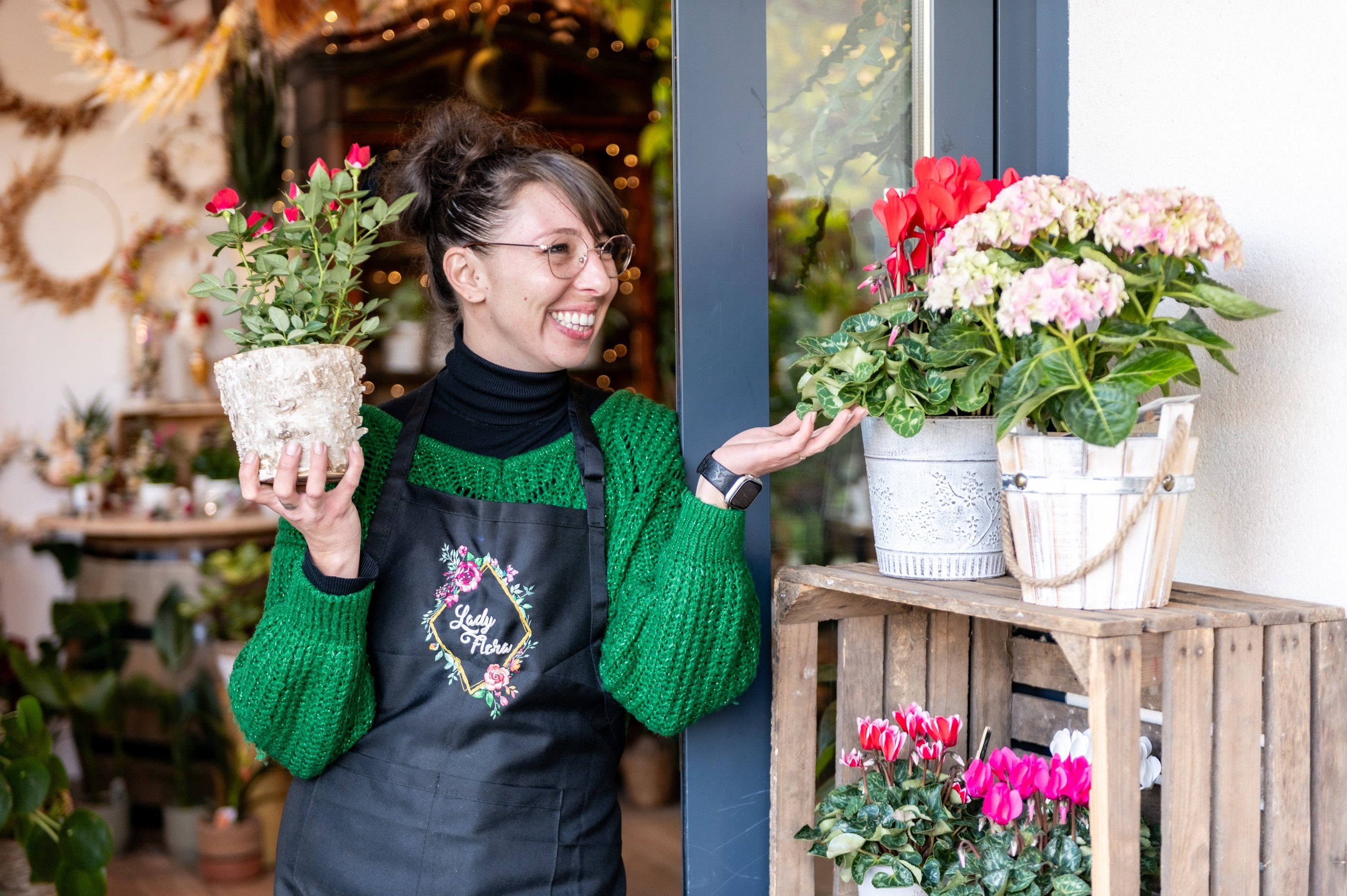 séance photo professionnelle d'une fleuriste, pose avec une fleur dans les mains
