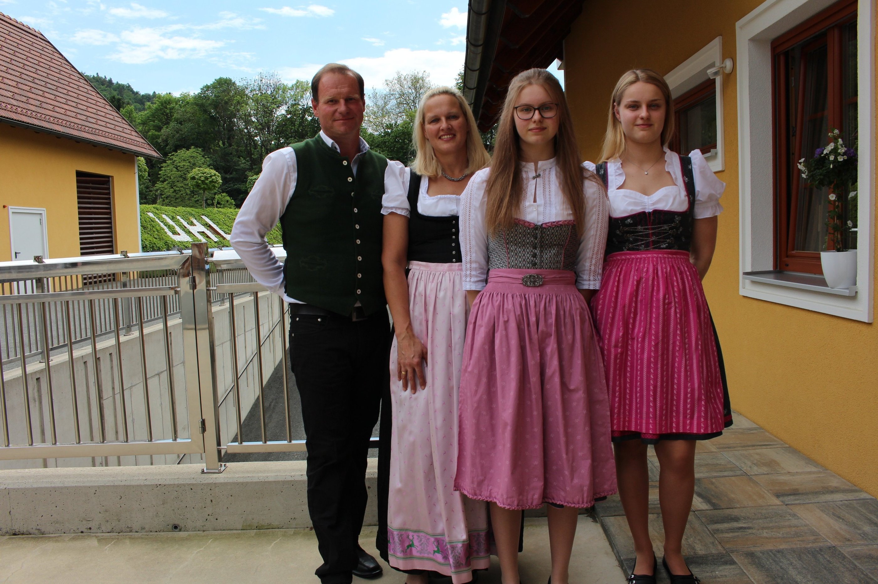 Familie Uhl mit Eltern und Töchtern