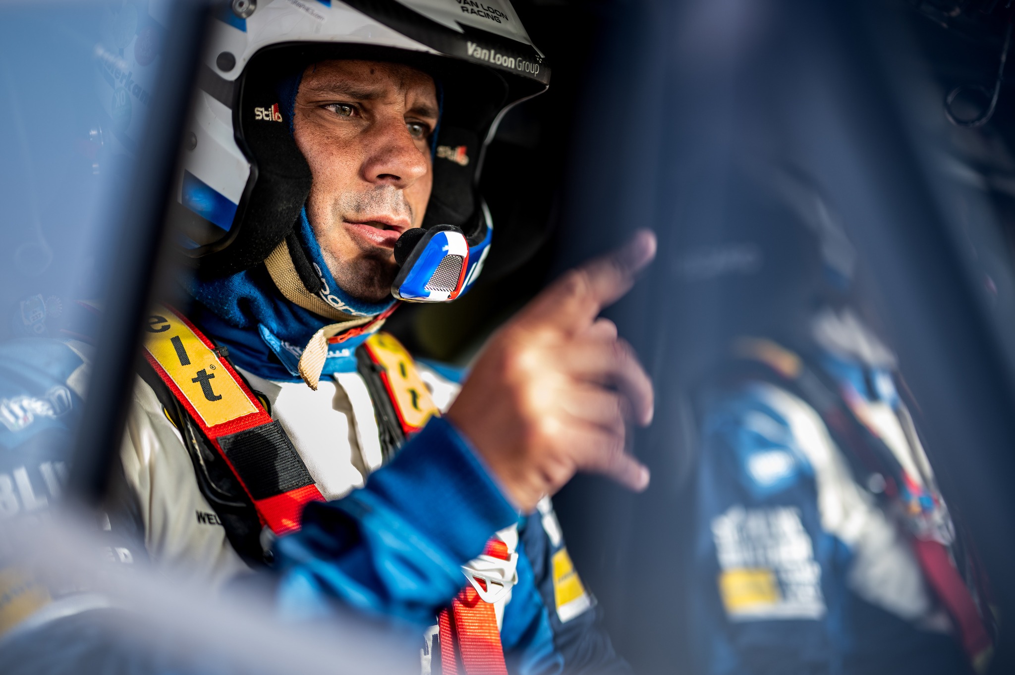 Sébastien Delaunay, copilote rallye-raid, en course casque sur la tête