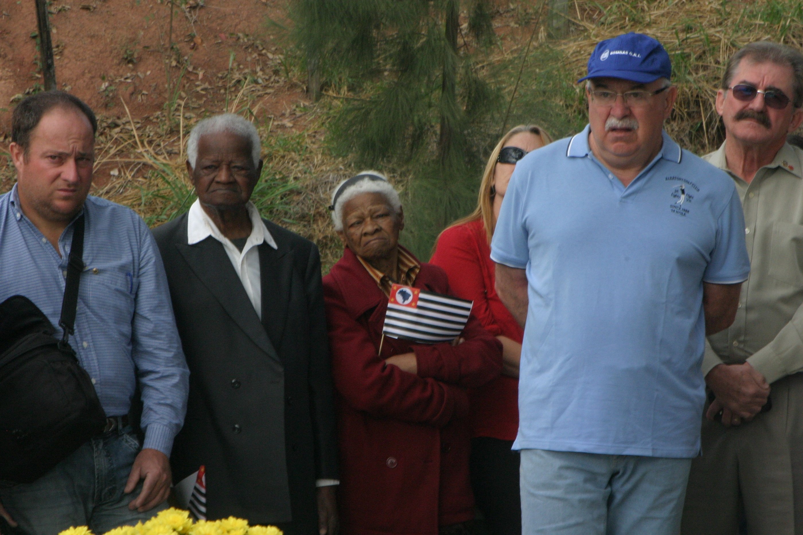 Cidadãos prestigiando a homenagem ao soldado desconhecido no Morro do Gravi em 2014