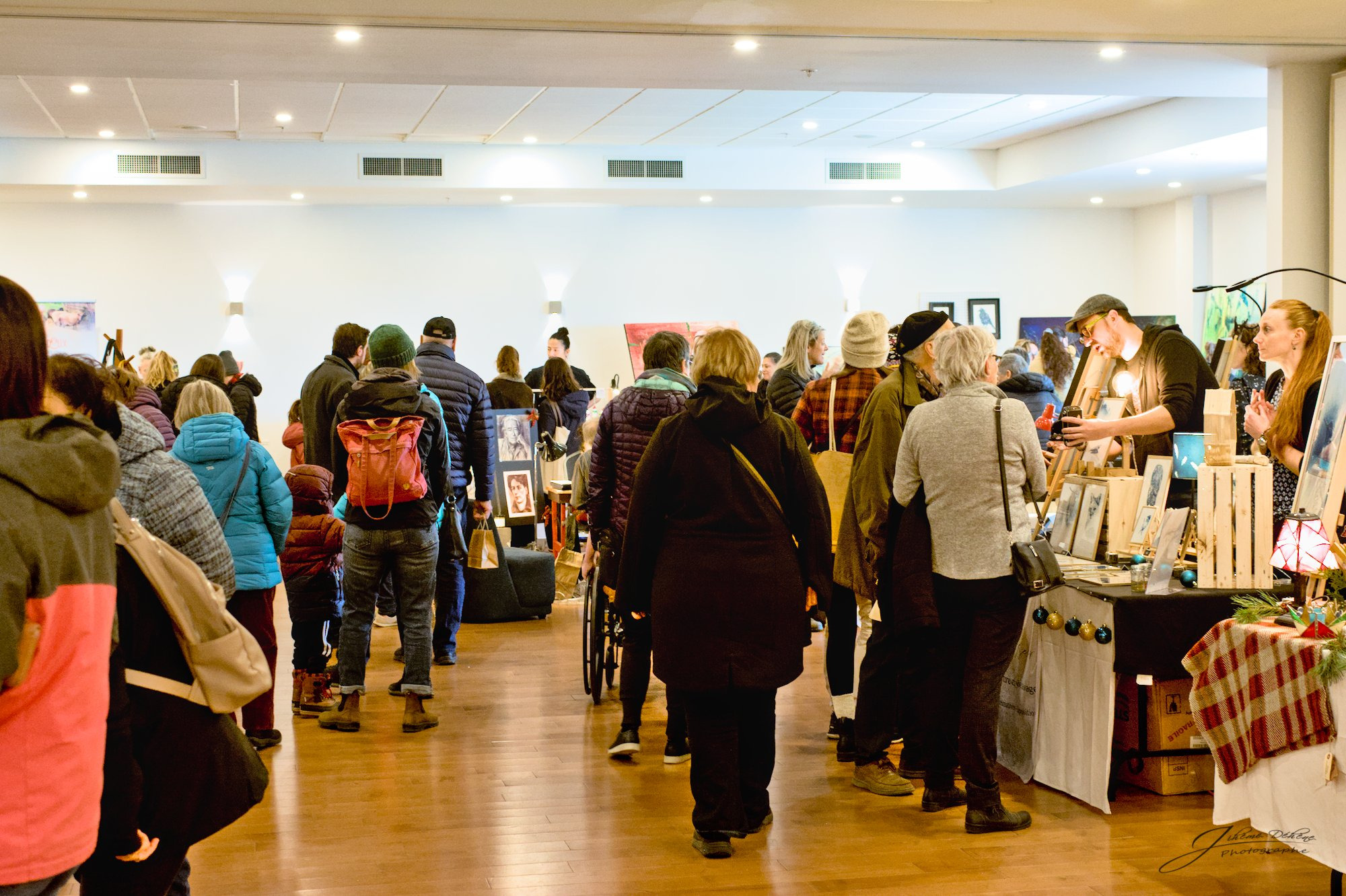 Visiteurs au Marché de Noël du Local Artisan 2024