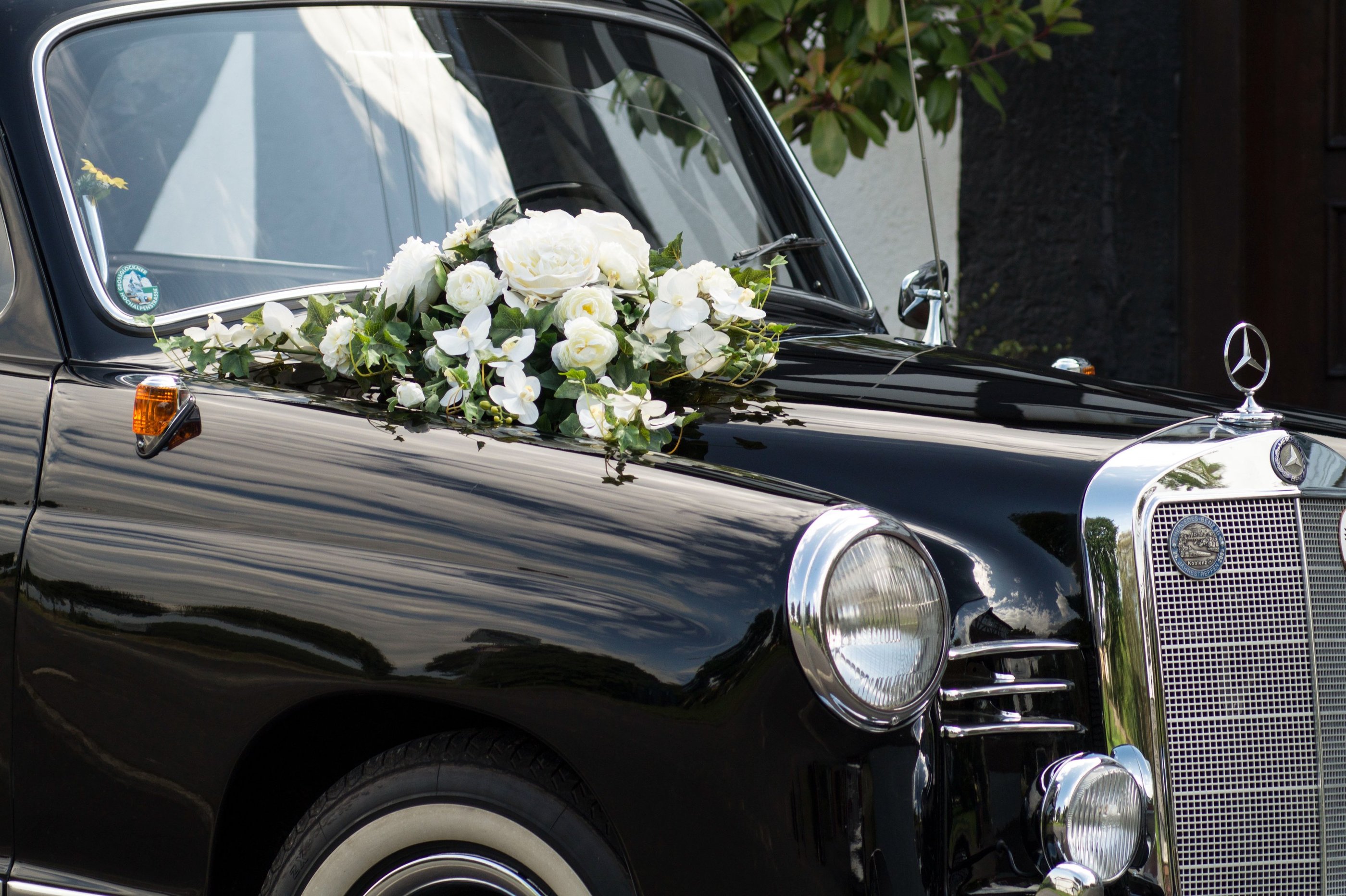 Mercedes Benz 180 D von vorne mit Blumengesteck