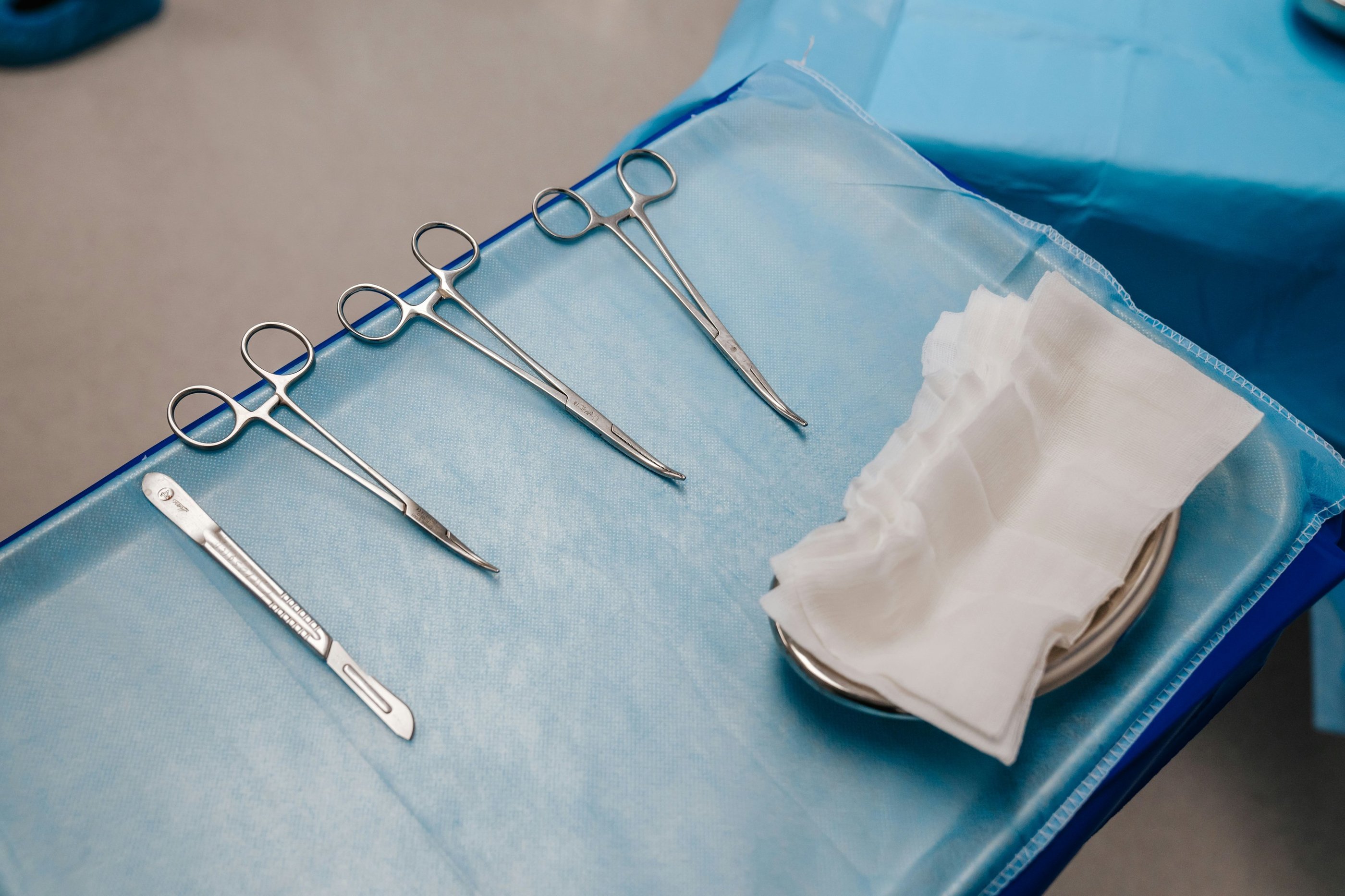 Instrumentos cirúrgicos para cirurgia dermatológica. 