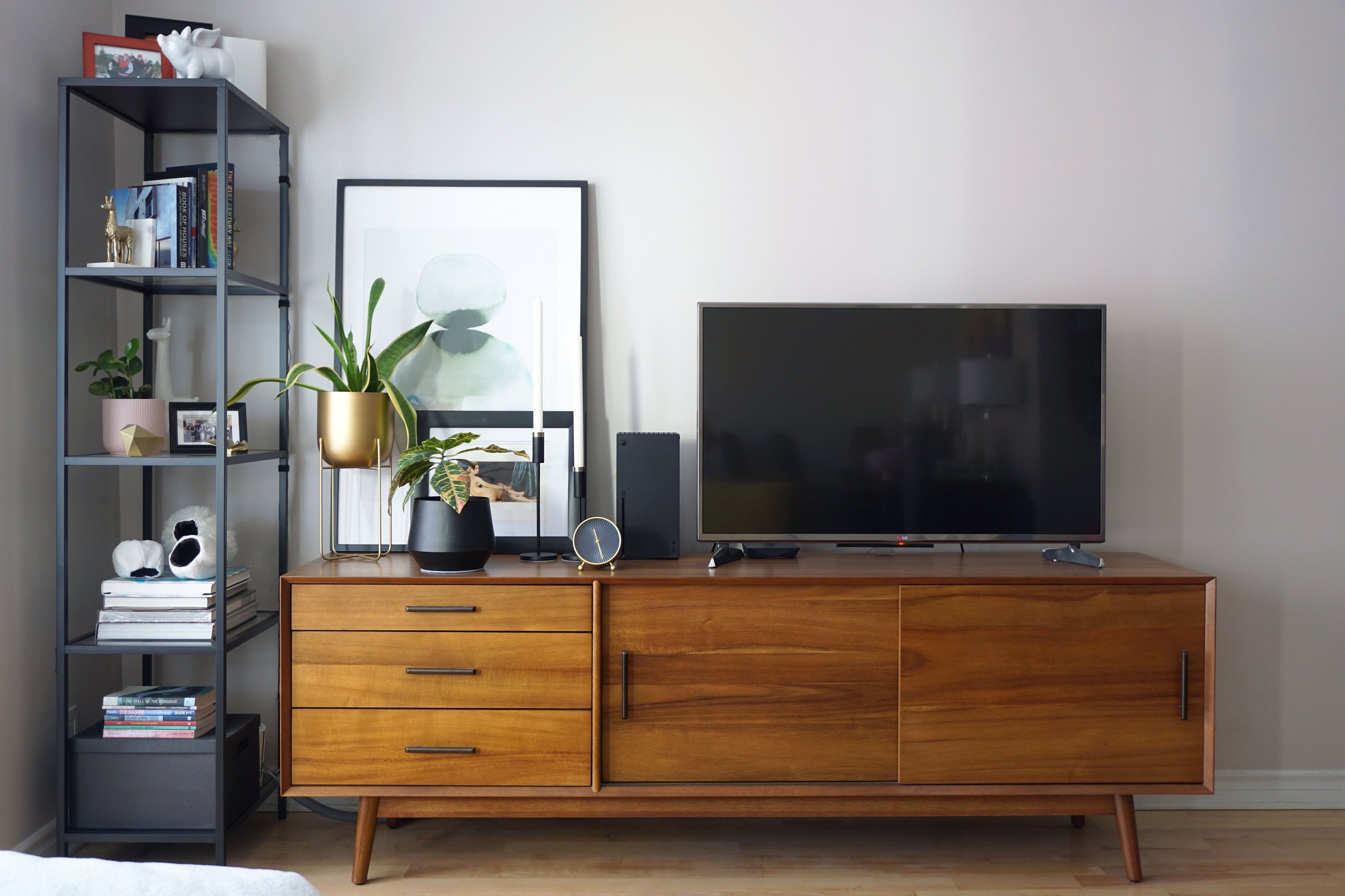 A mid-century modern vanity with TV and stylish décor.