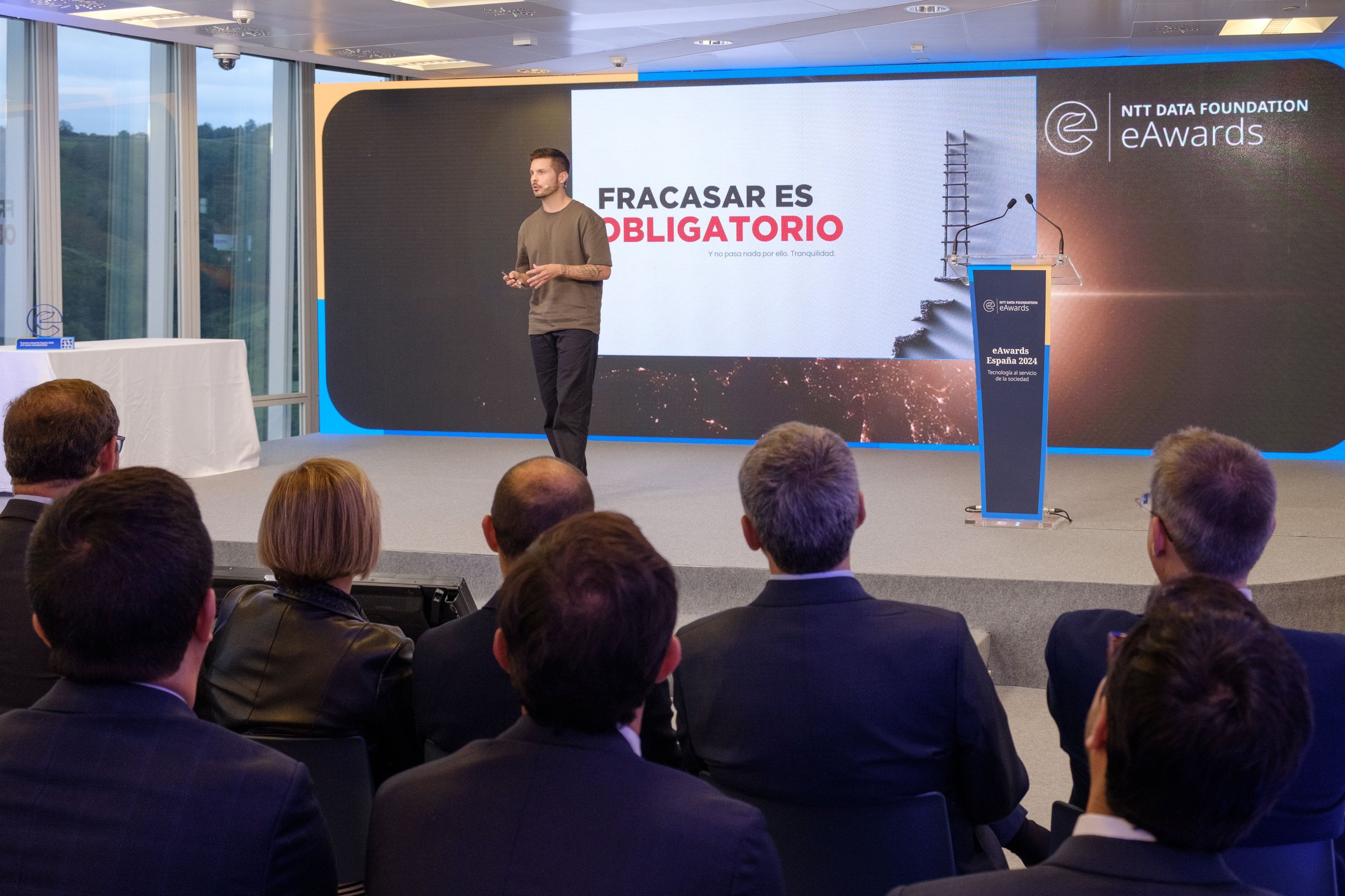 Jagoba Ormaetxea en una charla sobre emprendimiento en eAwards España 2024, con la frase 'Fracasar e