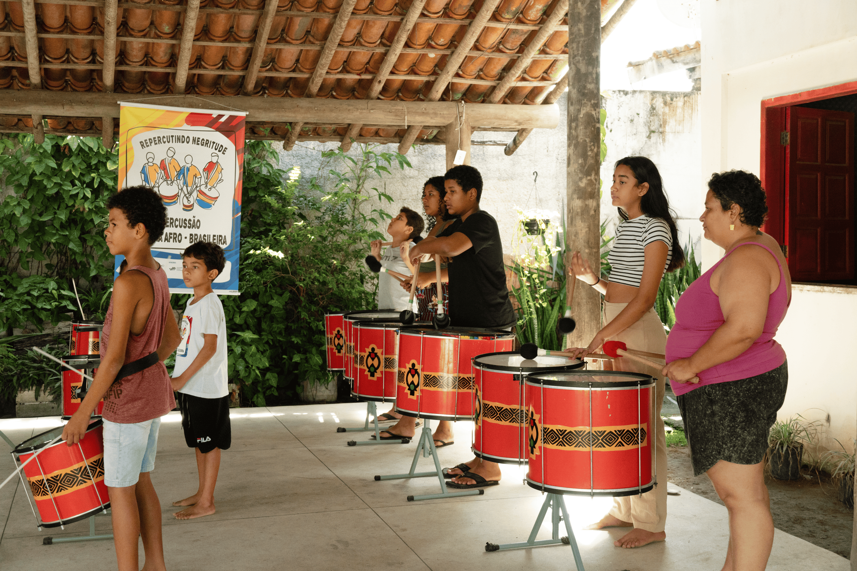 Alunos de percussão com tambores