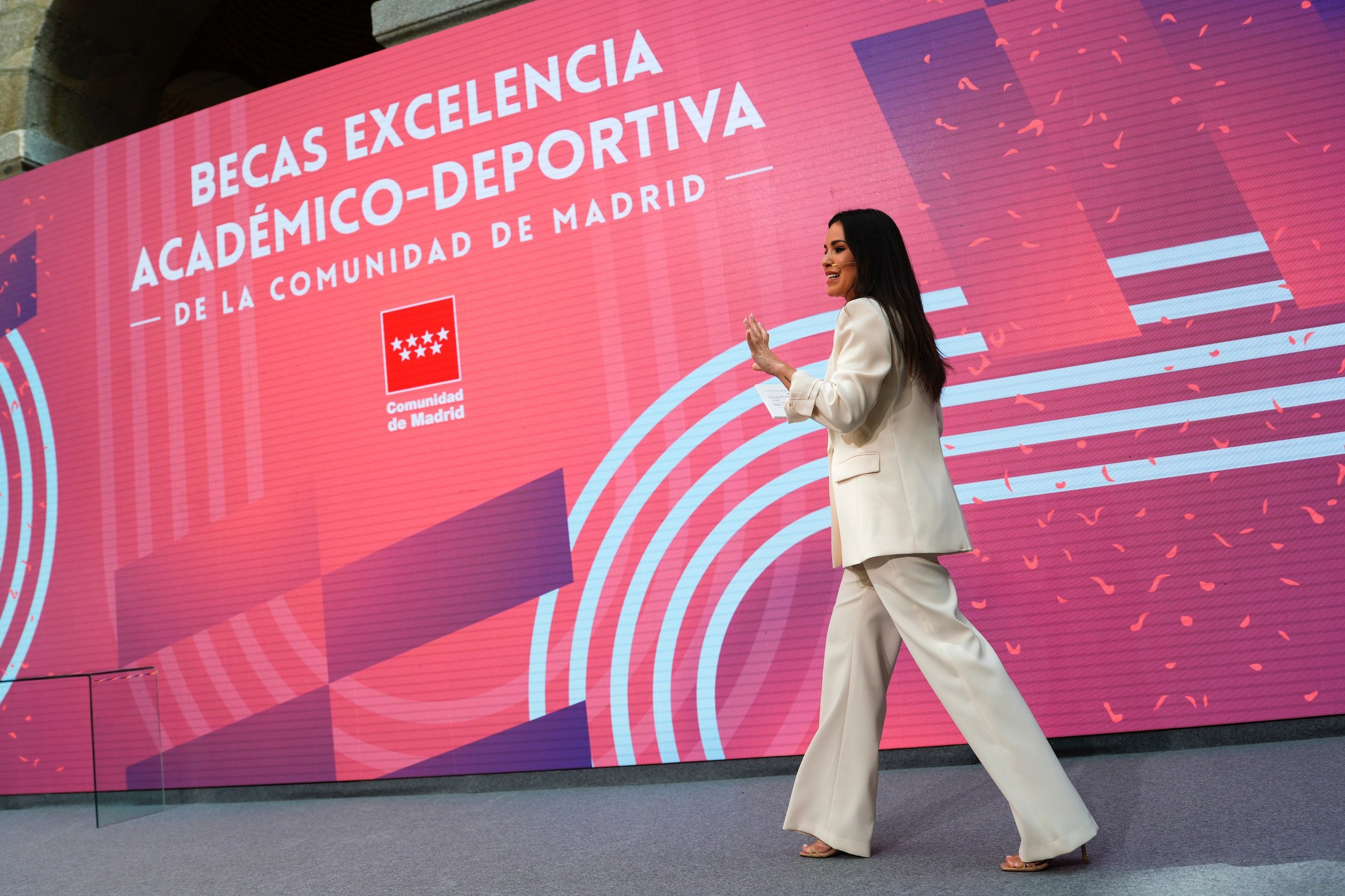 María Lázaro presentando un evento institucionall