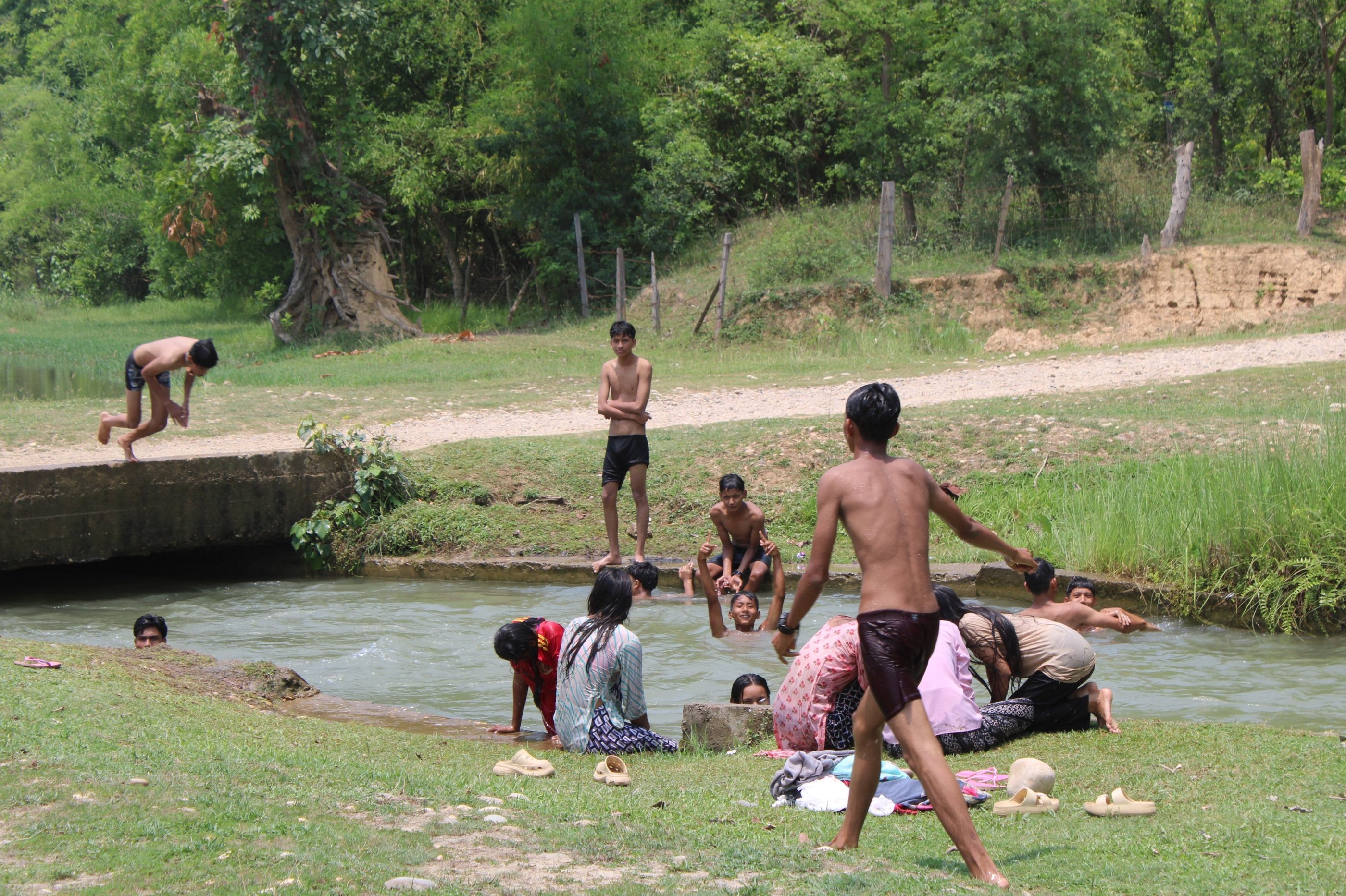 enfants se rafraichissant dans la rivière à Thakudwara