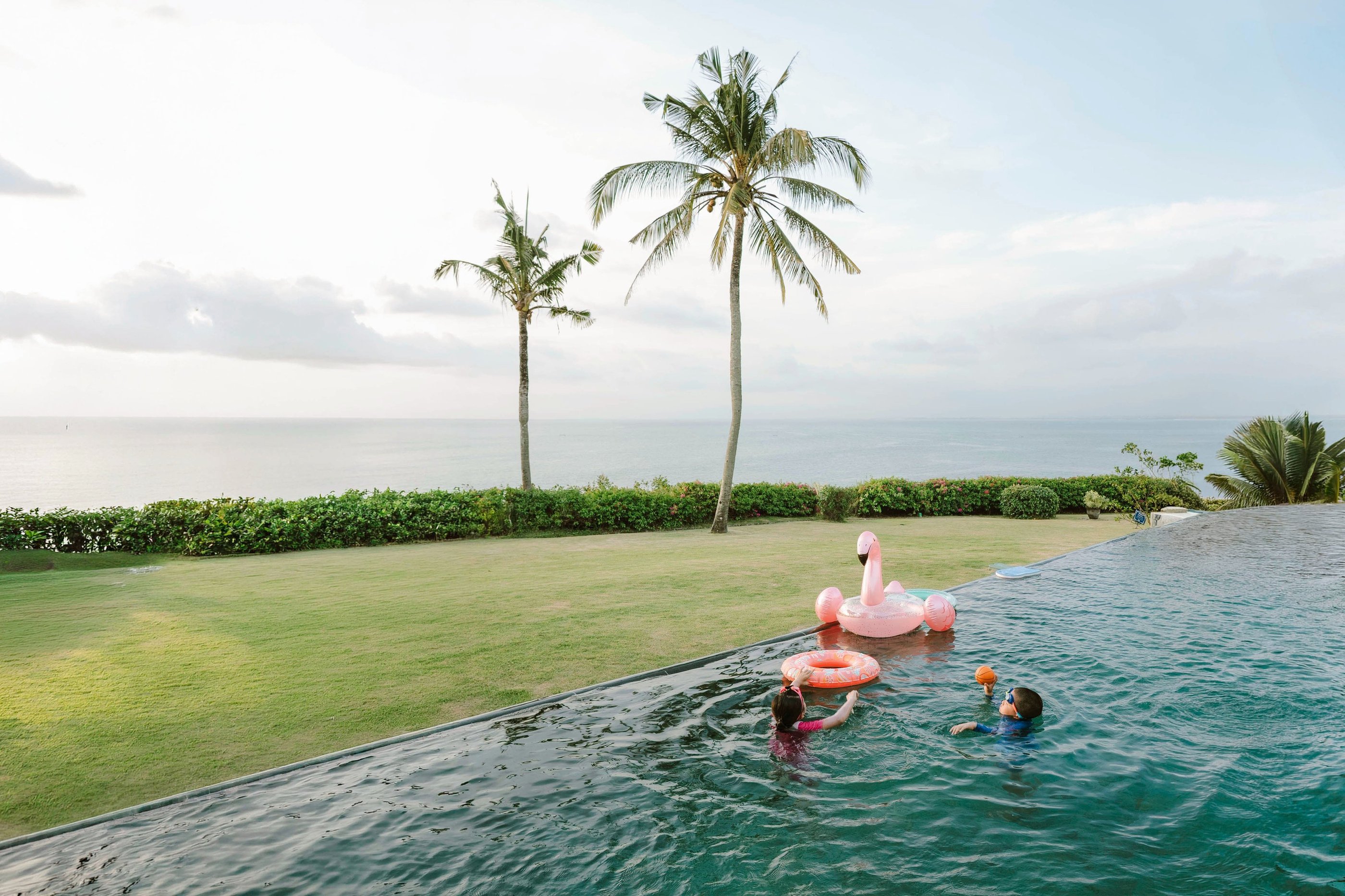 Children swimming in private infinity pool at AYANA Villas Jimbaran Bali – lifestyle family photography