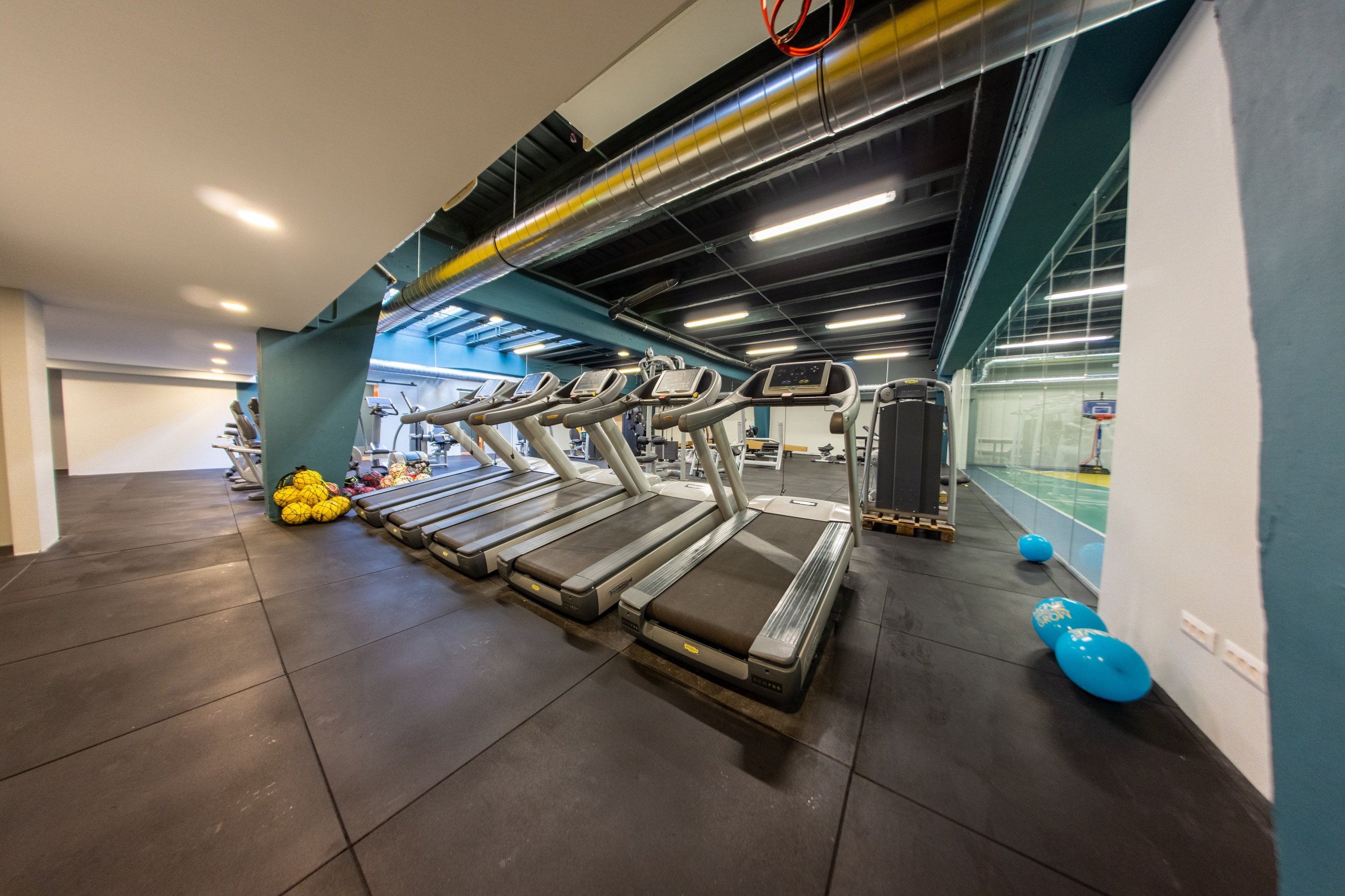 Zona cardio della palestra Move 2 Grow a Milano con tapis roulant Technogym, area funzionale e pavimento gommato
