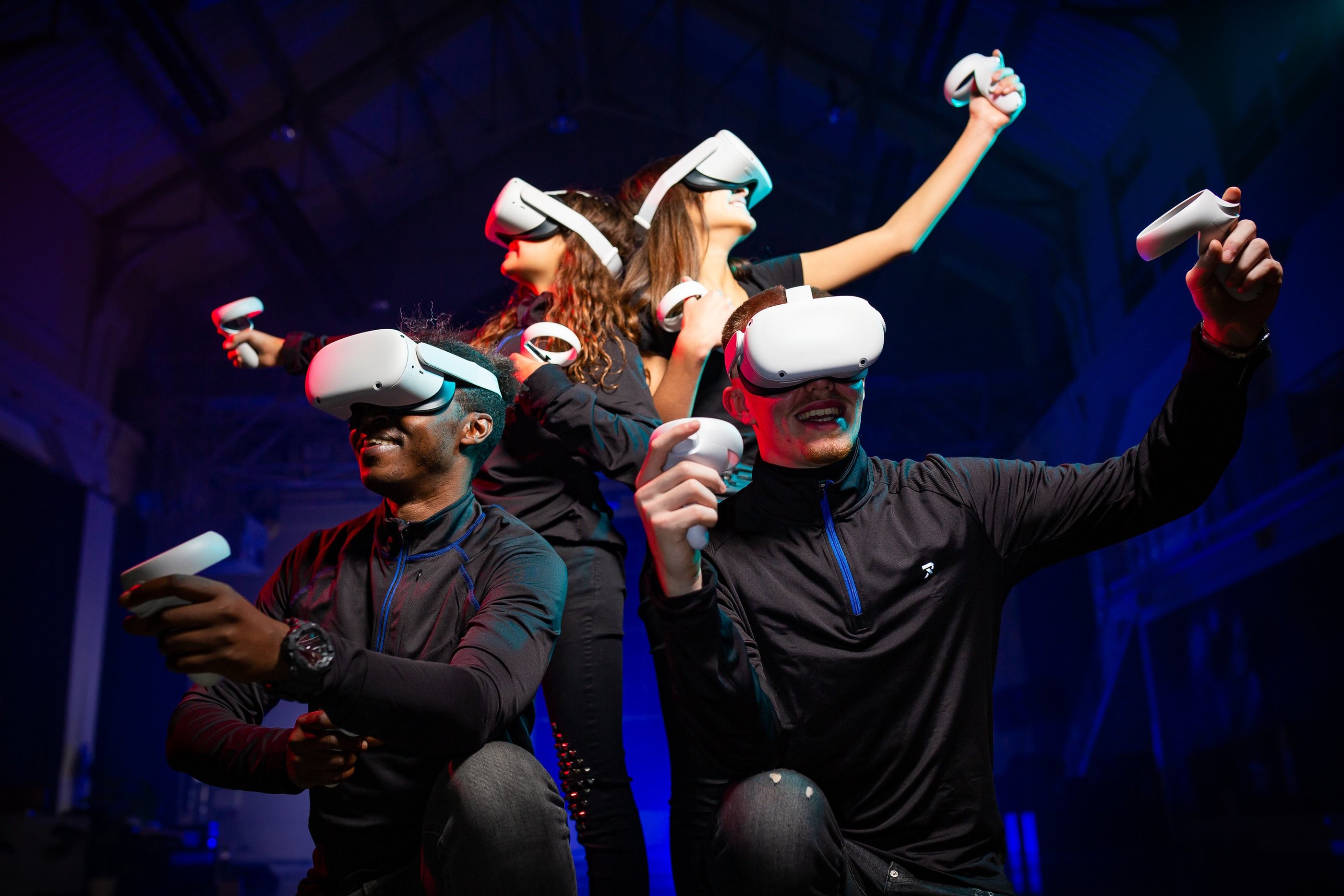 Cuatro jovenes posan con gafas de realidad virtual