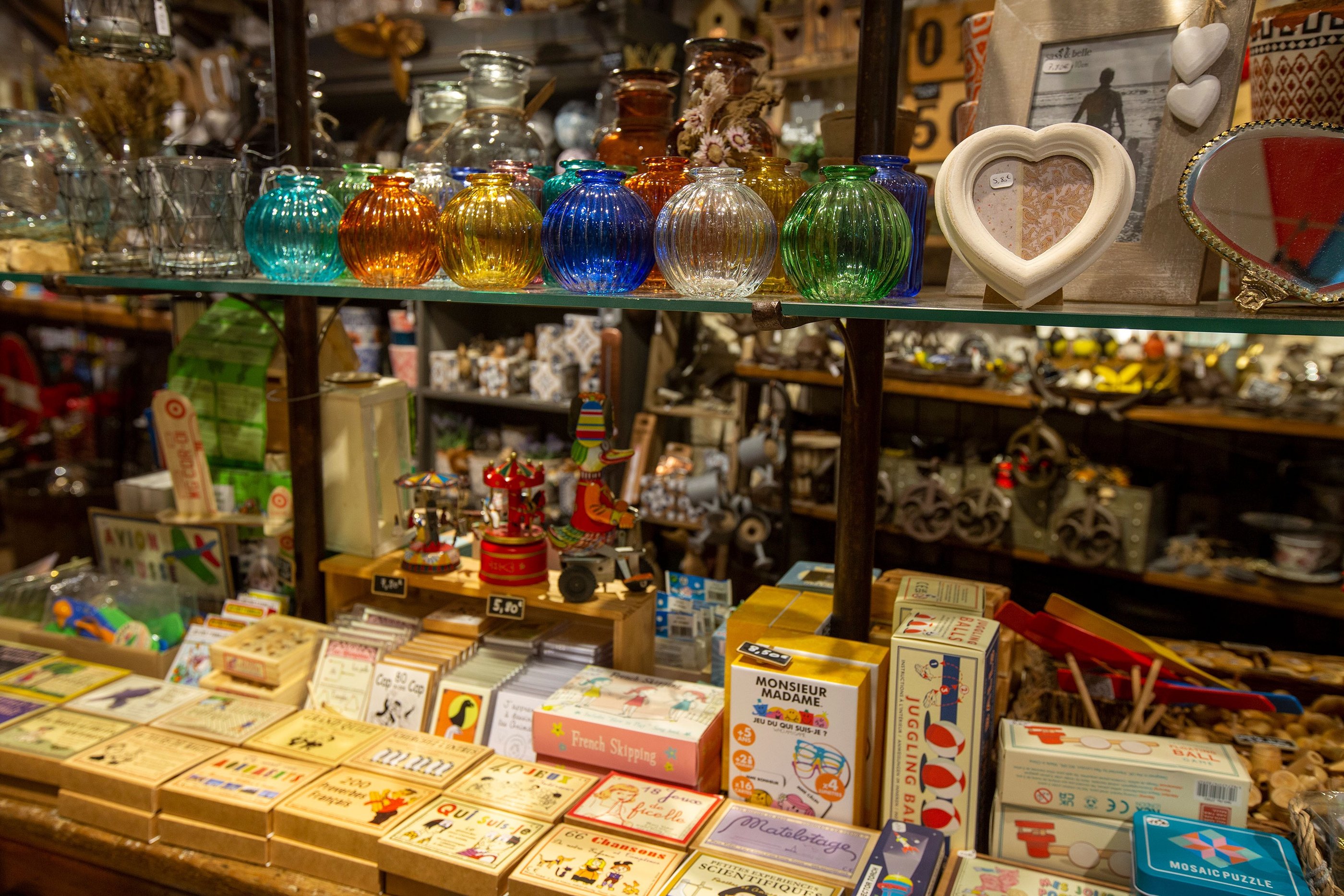 Idées cadeaux : jouets en tole, jouets en cartons, jouets en bois