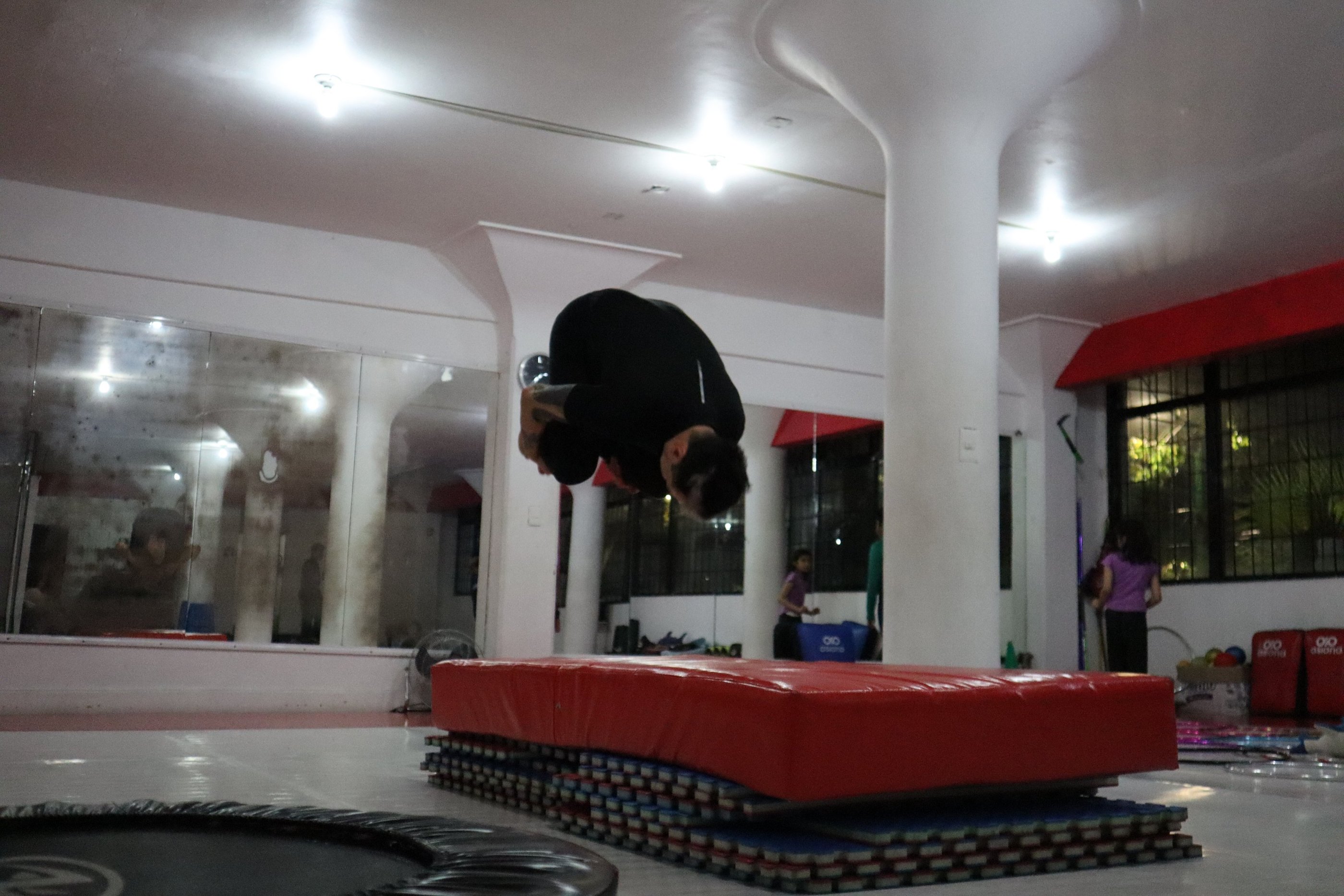 Hombre haciendo un brinco en gimnasia para artes marciales