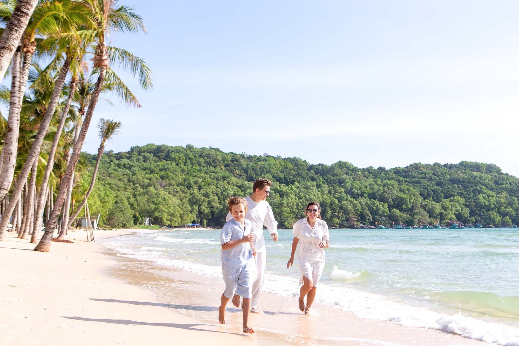 Family photographer photoshoot on Khem Beach Phu Quoc