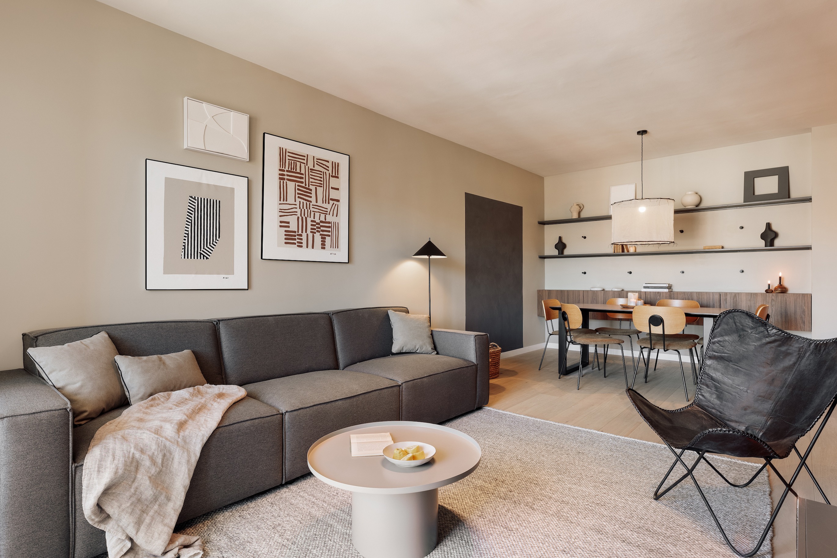 Stylish living room design with vibrant colours, black metal elements, and wood details 